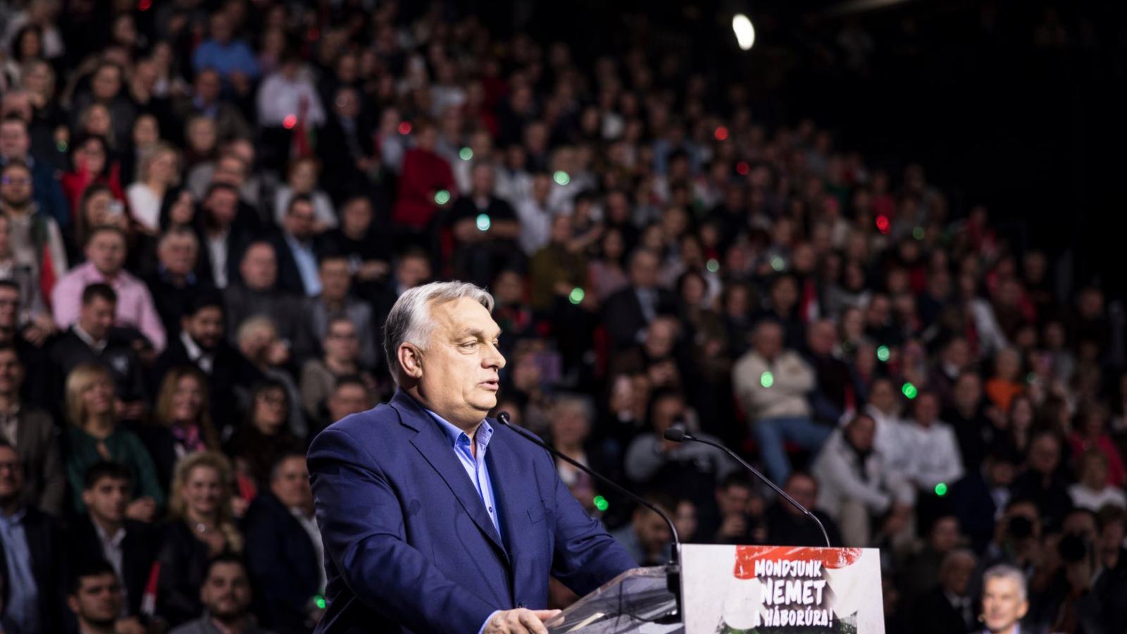 Orbán Viktor a közönség kérdéseire válaszolt szó szerint kimerítően hosszan a miskolci „háborúellenes” gyűlésen