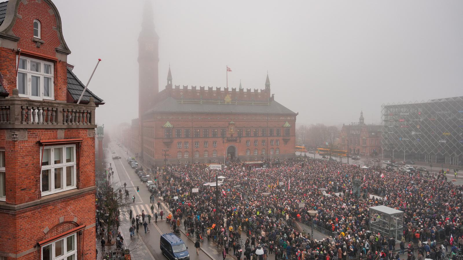 Koppenhágá­ban ezrek tiltakoztak Trump elnök Grönland megvételére irányuló terve ellen. A tüntetők a sarkvidéki terület piros-fehér zászlóival az amerikai nagykövetség elé vonultak