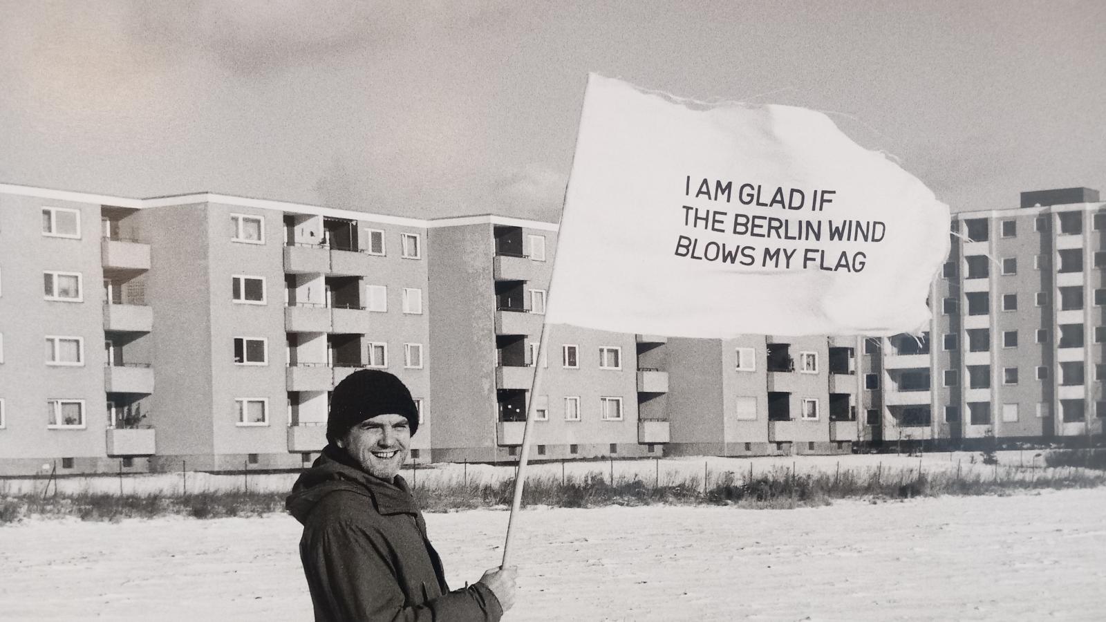 „Örülök, ha a berlini szél fújja a zászlómat” – olvasható Tót Endre képzőművész zászlaján