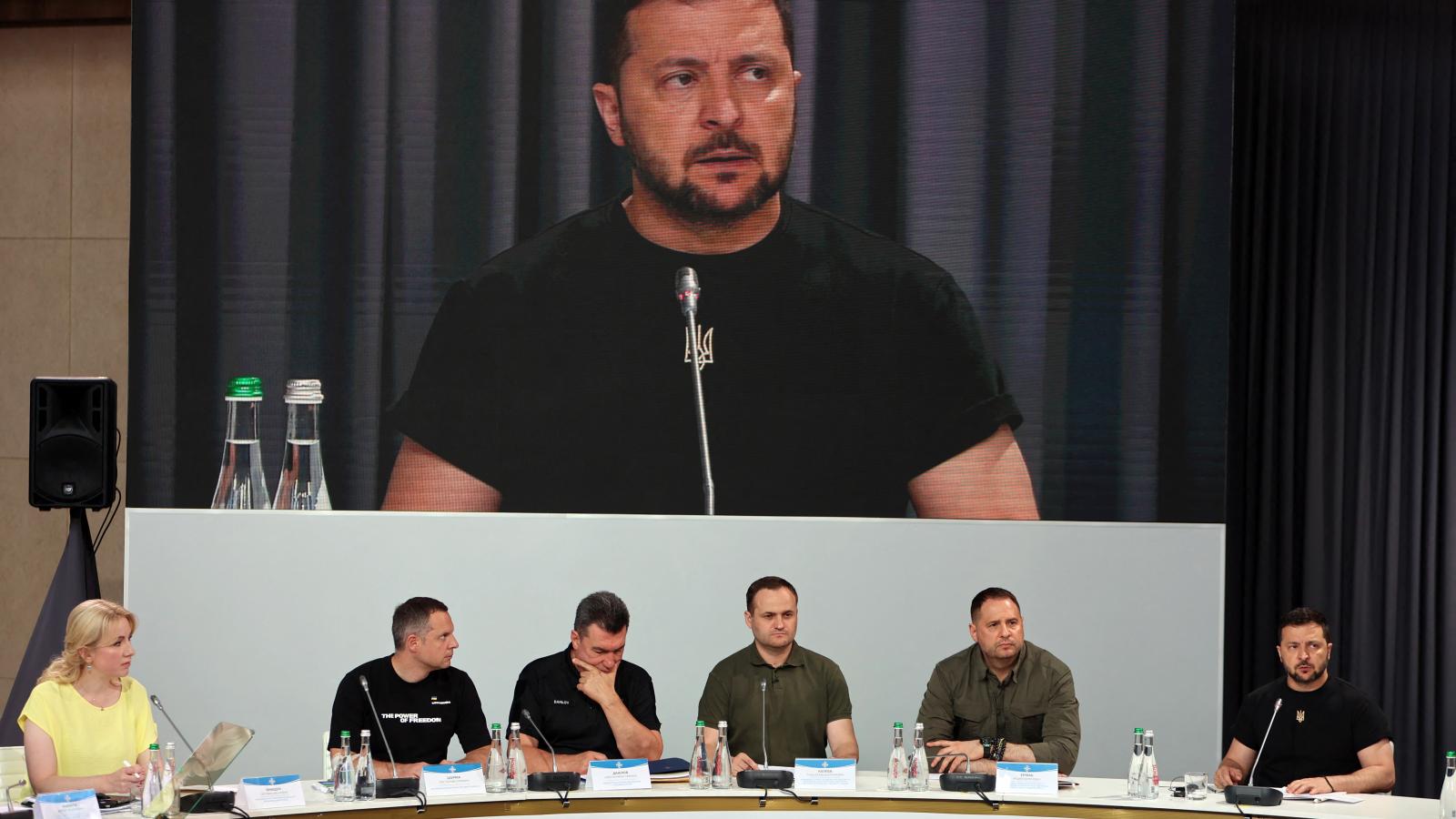 Rosztyiszlav Surma (balról a második) és Volodimir Zelenszkij egy 2023-as ülésen Ivano-Frankivszkban. 