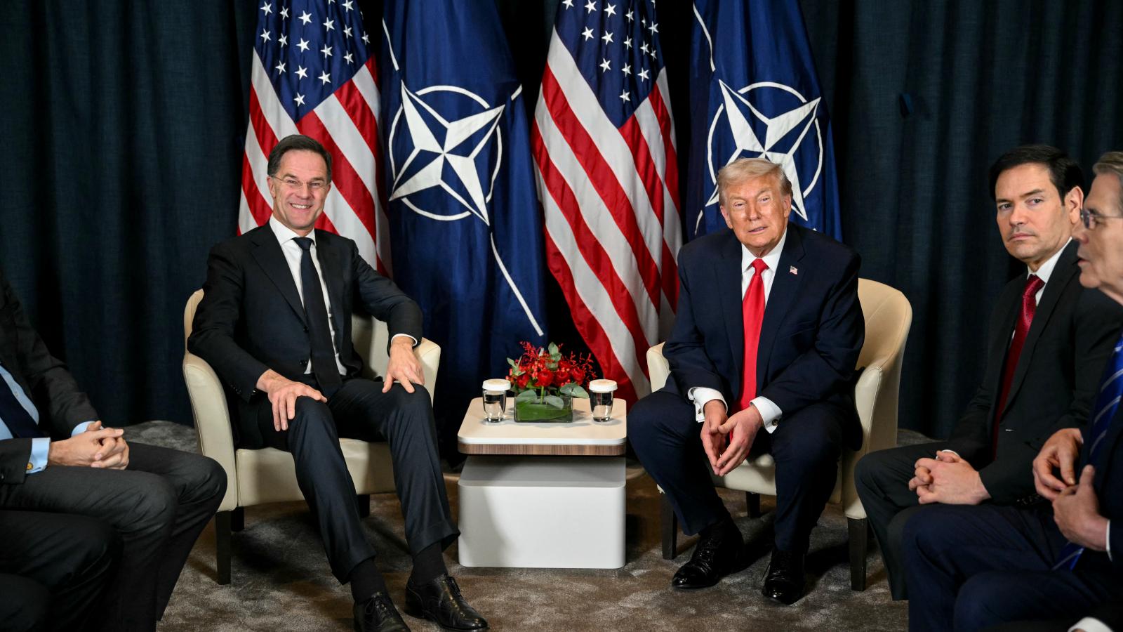 Mark Rutte NATO-főtitkár és Donald Trump amerikai elnök a davosi Világgazdasági Fórumon 2026. január 21-én
