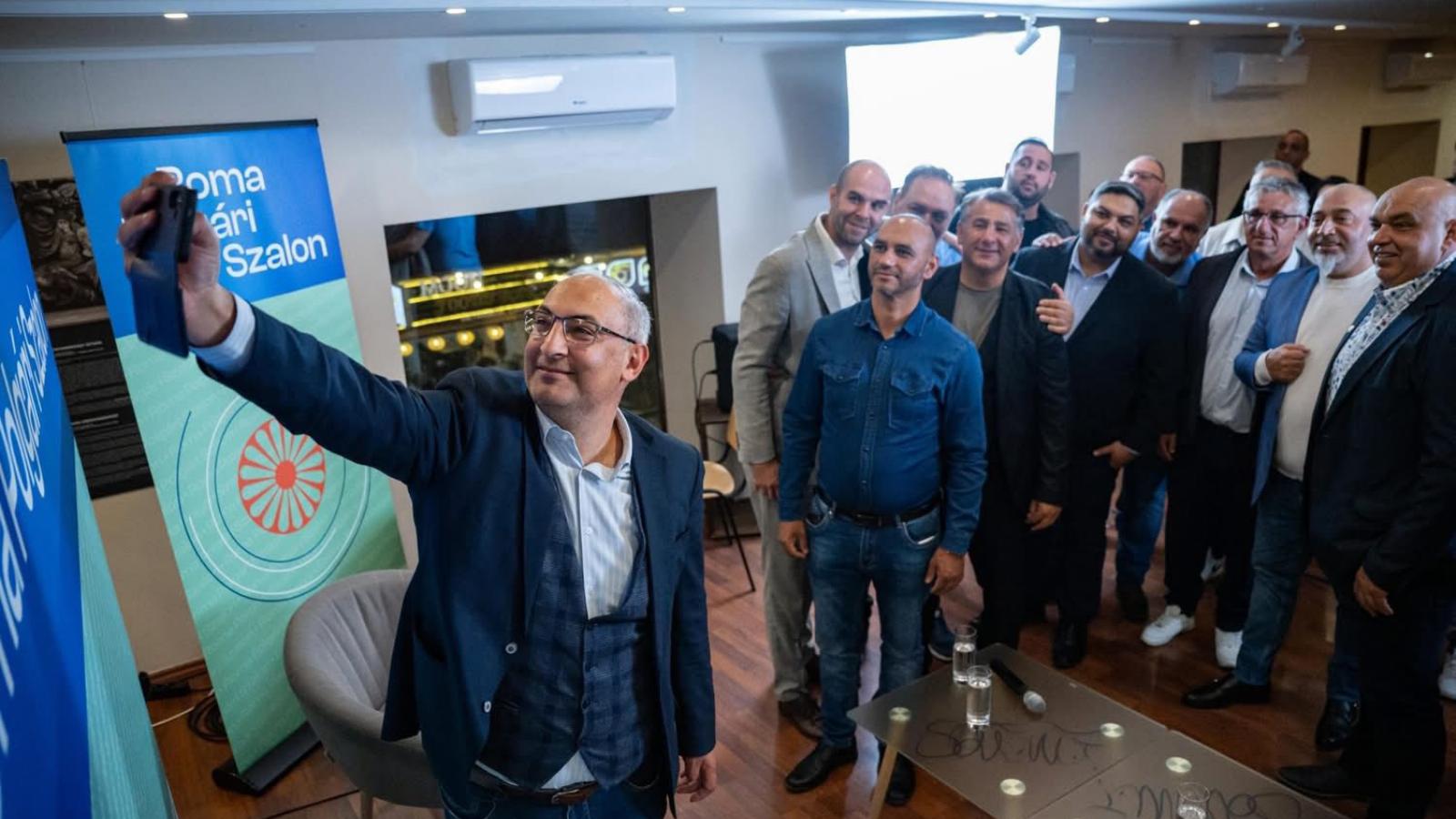 Sztojka Attila a Roma Digitális Polgári Kör tagjaival. Azóta másik kör is alakult