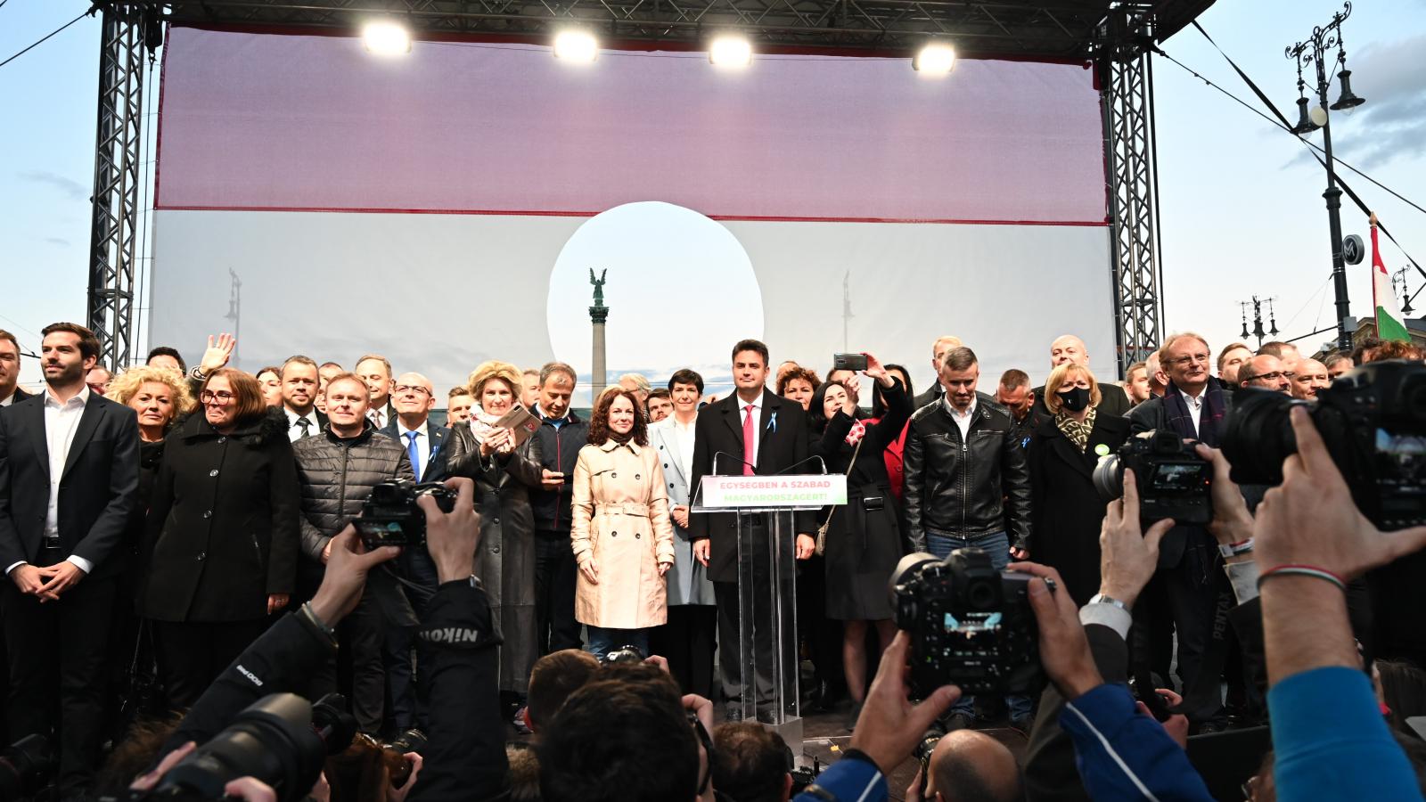 Ellenzéki rendezvény 2021. október 23-án a Hősök terénél. Nagyot fordult a politikai színpad
