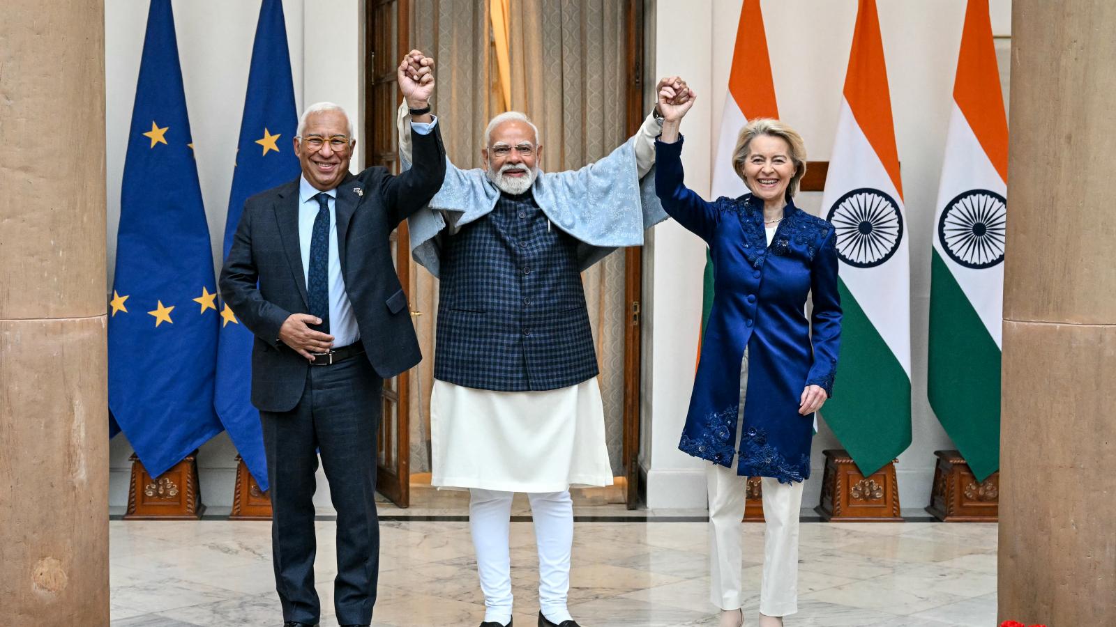 Narendra Modi indiai miniszterelnök (középen) fényképezkedik Ursula von der Leyennel, az Európai Bizottság elnökével (jobbra) és António Costával, az Európai Tanács elnökével, a Hyderabad Házban, Újdelhiben, 2026. január 27-én.