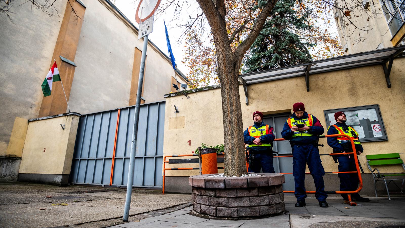 December végére egyes hírek szerint már csak harminc fiatalt tartottak fogva a Szőlő utcában