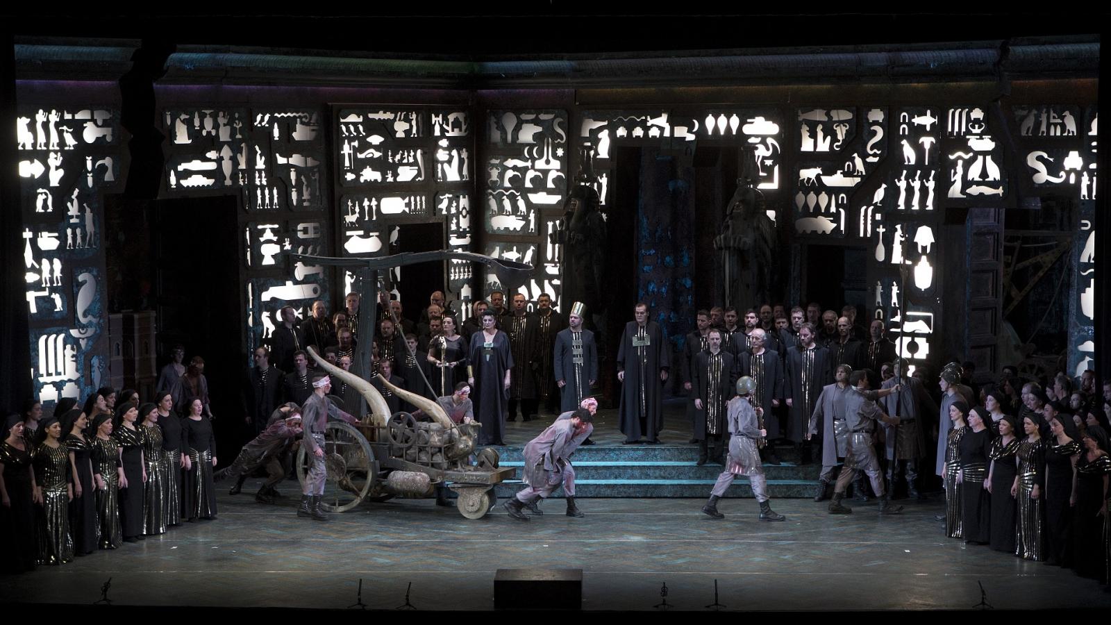 Az előadás domináns eleme a háború