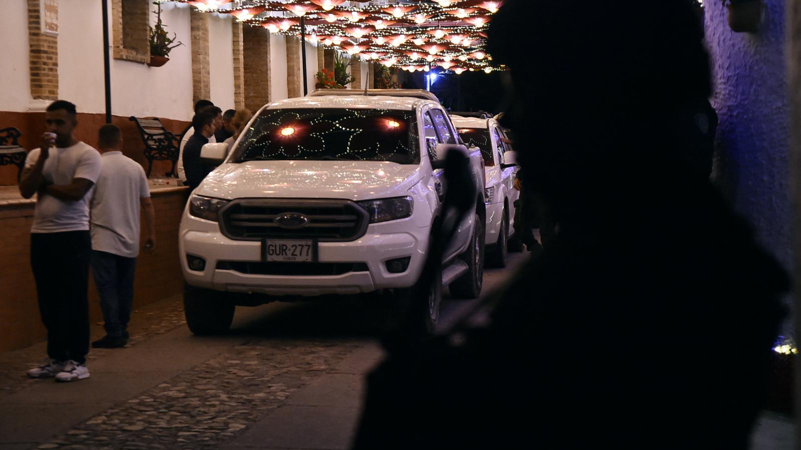 A repülőgép-szerencsétlenségben elhunyt 15 utas holttestét szállító halottaskocsik érkeznek a kolumbiai La Playa de Belen településére 2026. január 28-án.