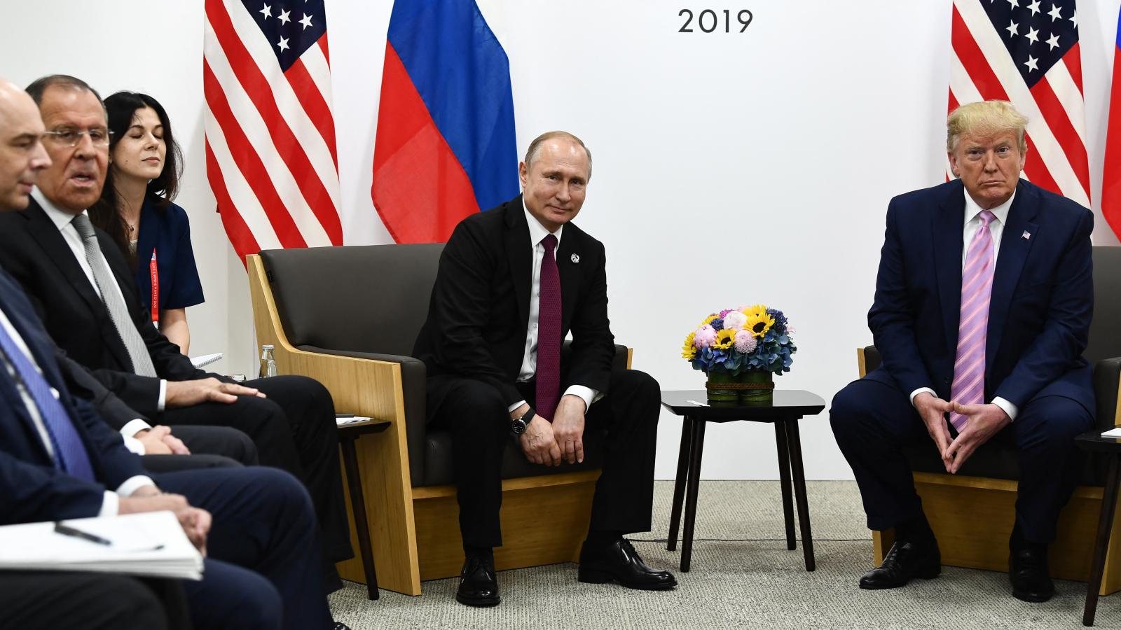 Daria Boyarskaya Putyin mellett Oszakában, 2019. június 28-án 