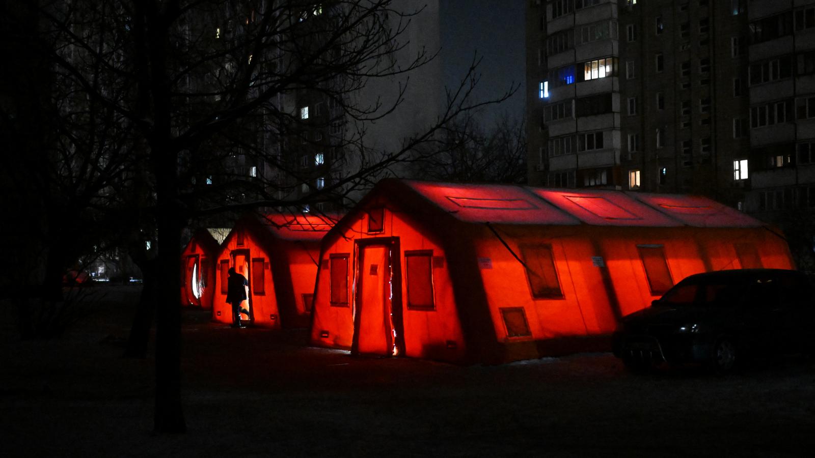 Fűtött sátrak felállítva egy lakótelepen Kijevben, 2026. január 15-én.