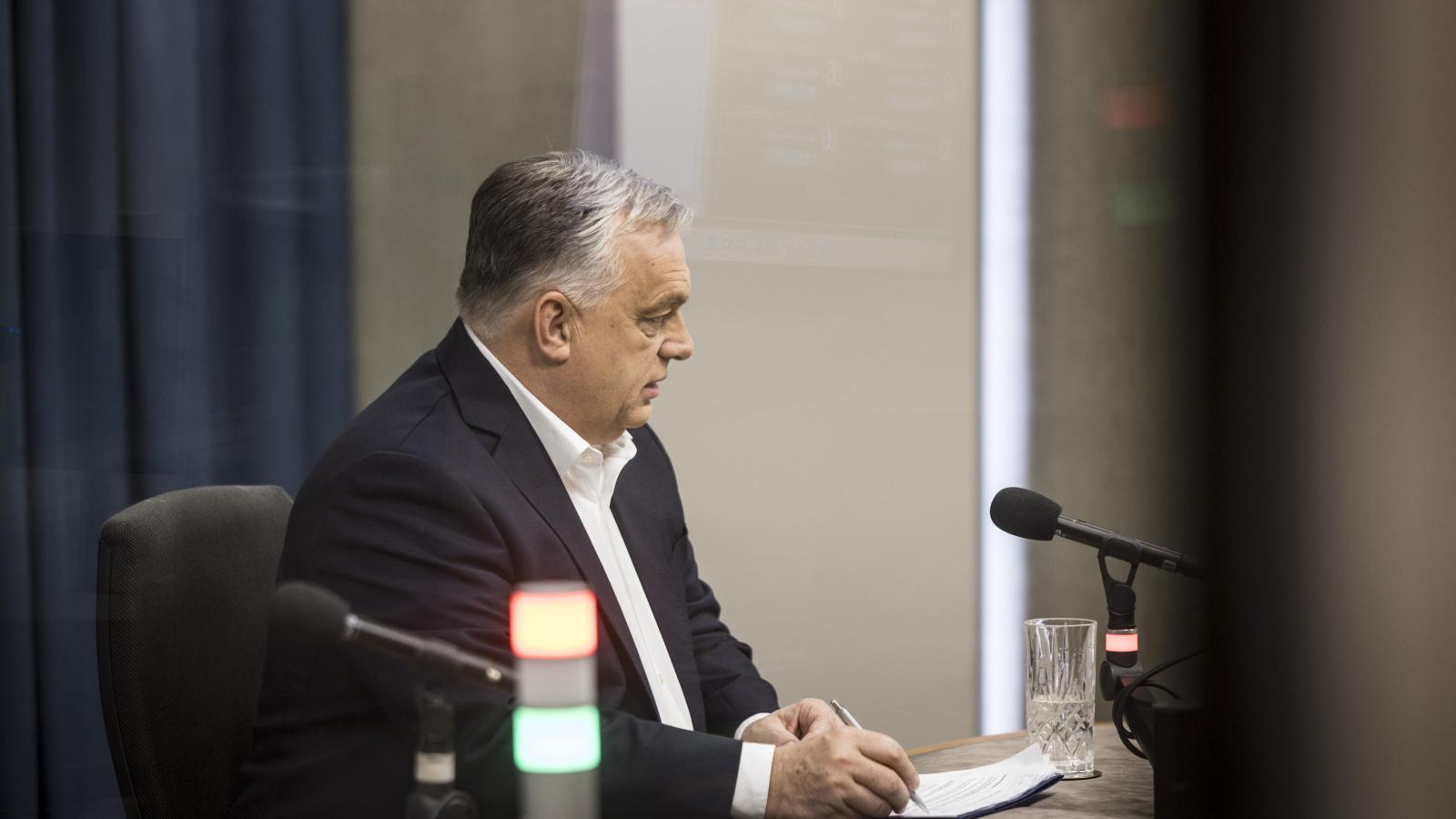 Orbán Viktor miniszterelnök interjút ad a Kossuth rádió óbudai stúdiójában 2025. november 21-én