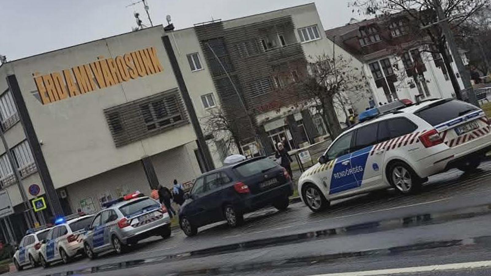 Rendőrök az érdi városháza előtt január 30-án 