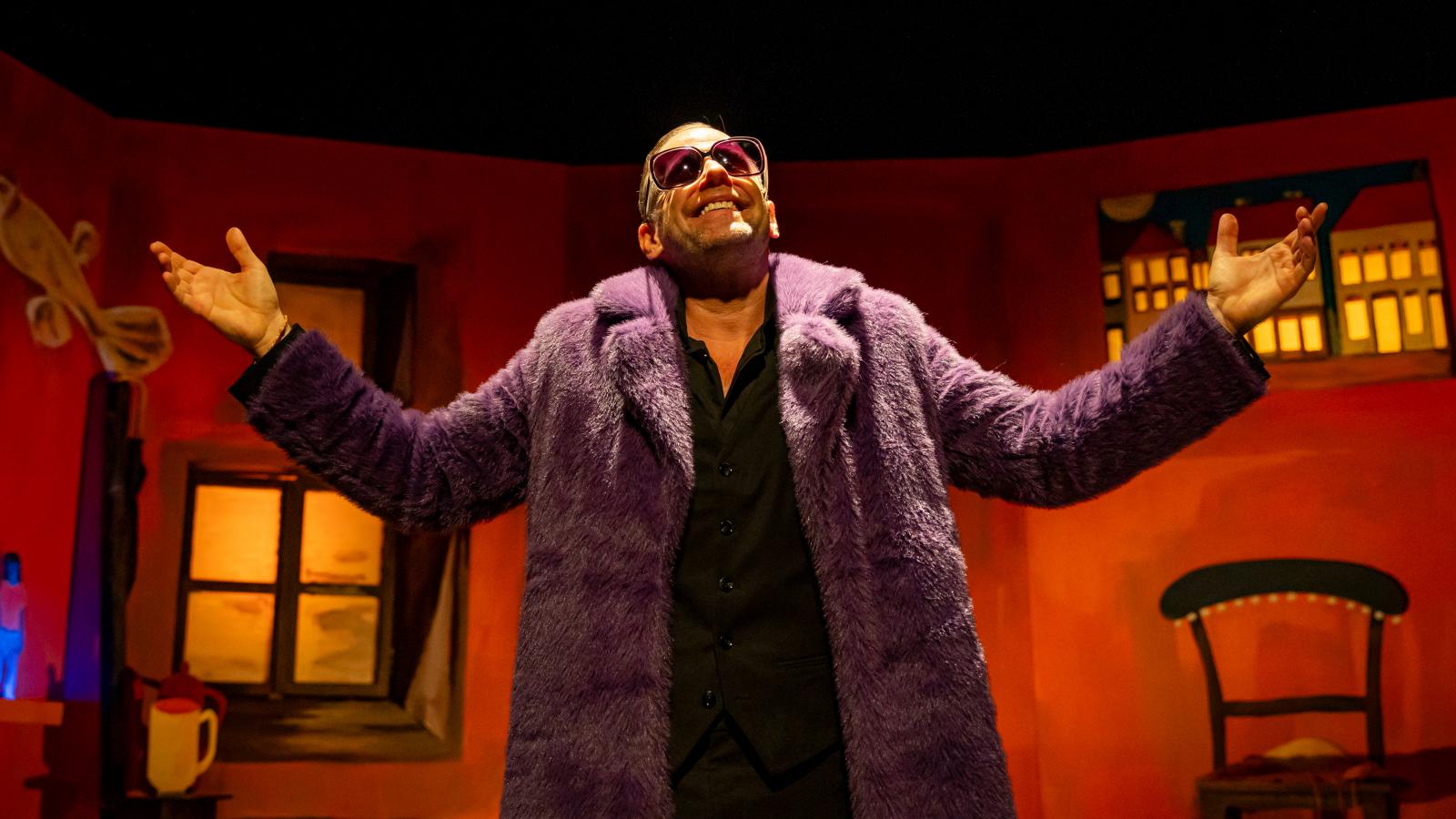 Járai Máté Törőcsik Mariként a Marimama című produkcióban. Ebben a darabban nagy színésznek mutatkozik