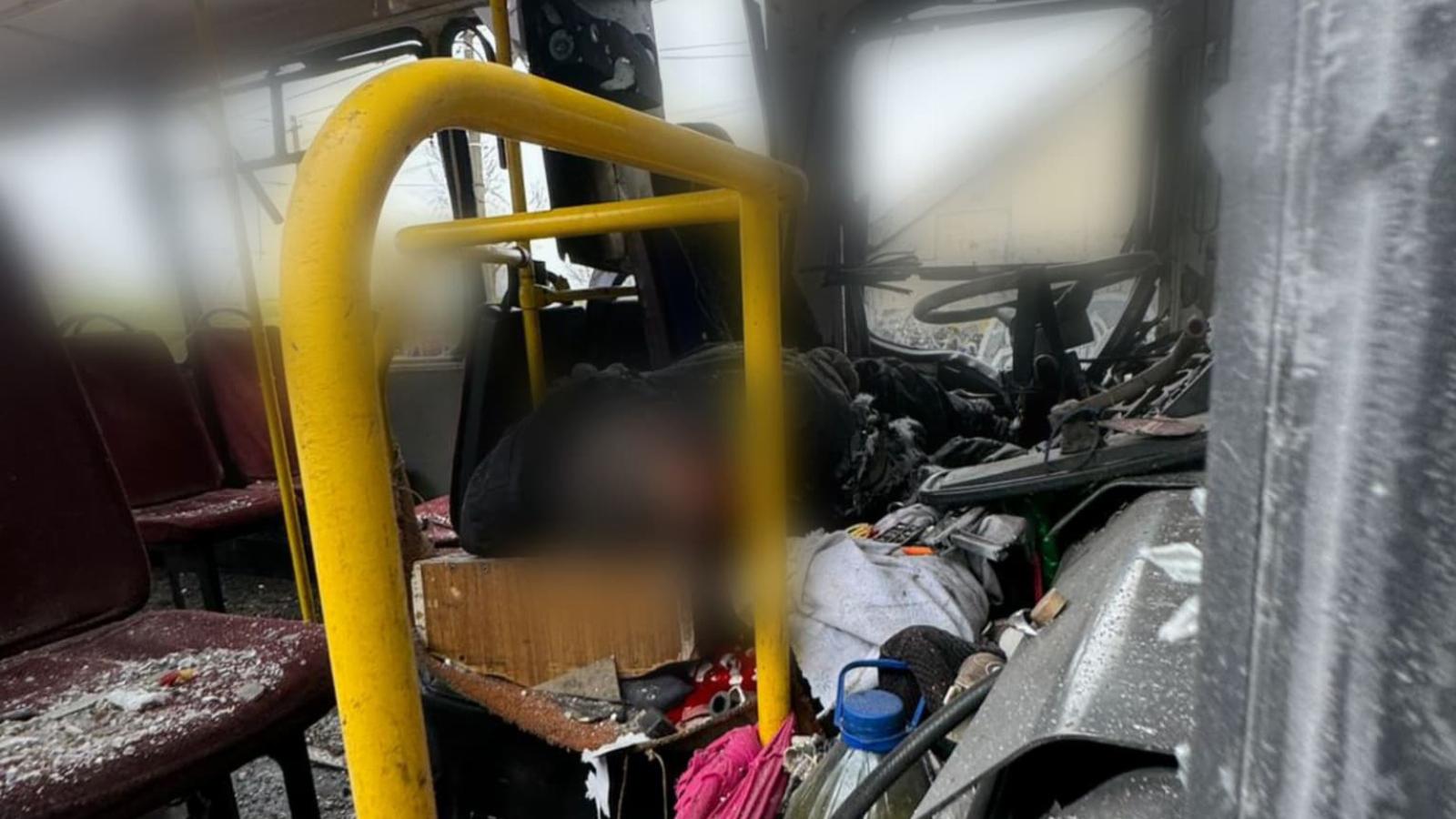 Orosz bombázásban elhunyt ukrán buszsofőr Kerszonban január 30-án 