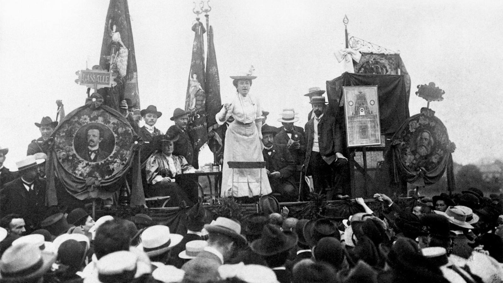 Rosa Luxemburg 1907-ben, a II. Internacionálé kongresszusán. A marxi hagyomány overstatingjét felismerve figyelmeztetett a forradalmi politika belső veszélyeire