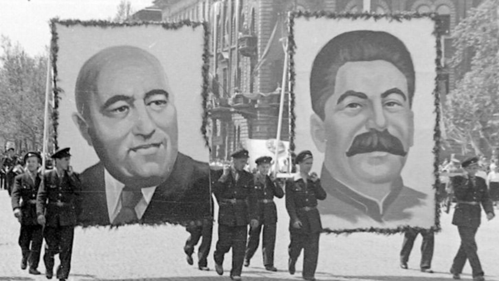 Szvák Gyula új kötetében nagyon nem szimpatizál az agresszív emberekkel. Kik ők? Szegény Sztálin generalisszimusz és különösen szegény Rákosi Mátyás