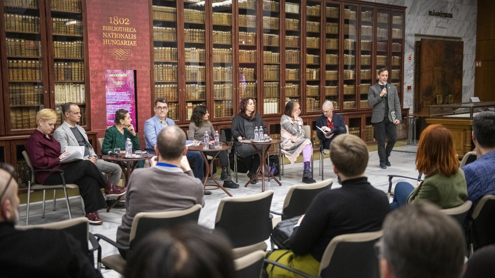 A kötet a mindenkori kultúrpolitikától független mecenatúra építésének egyik első lépése