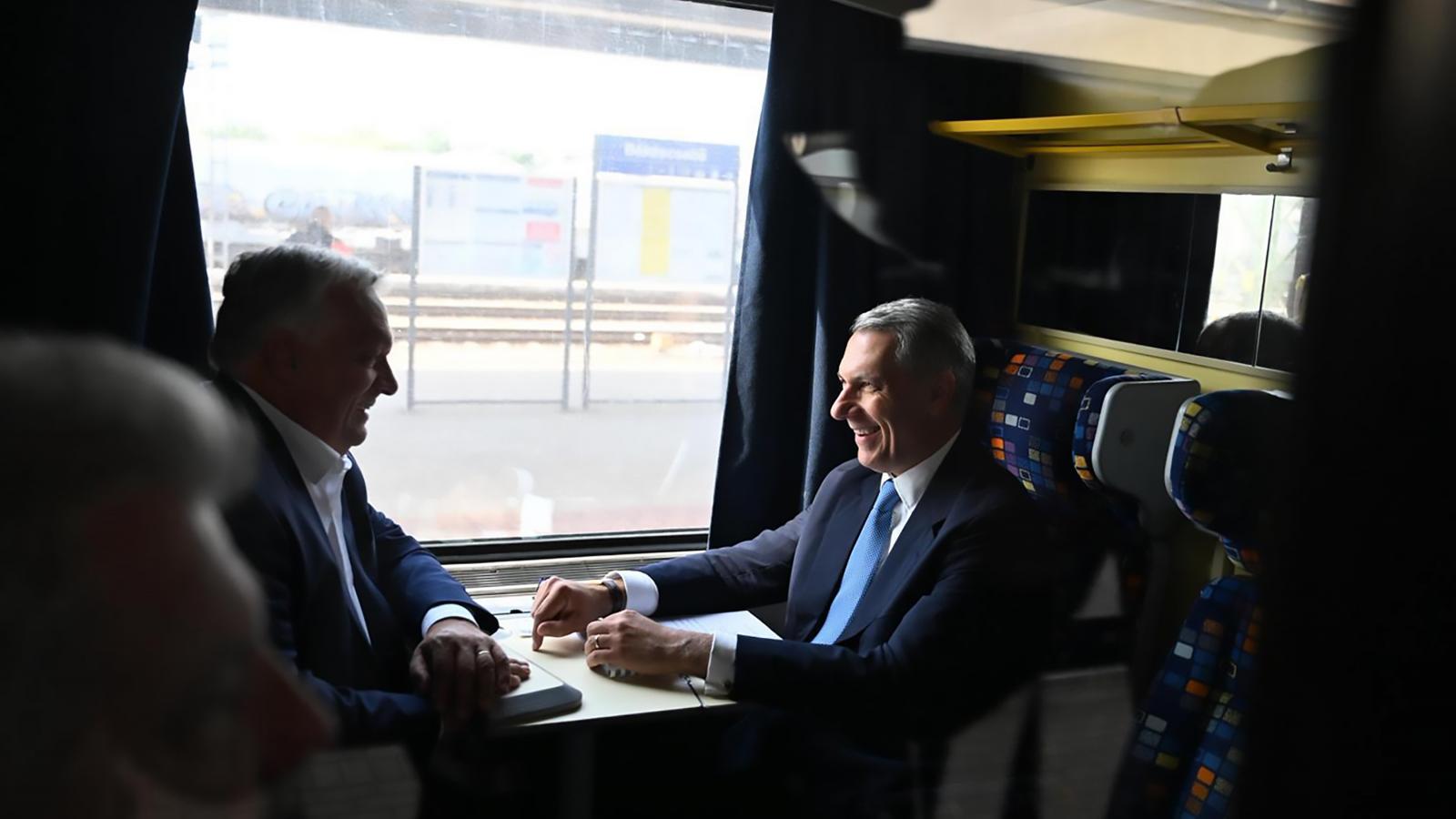 Lázár János és Orbán Viktor vonaton Lökösháza felé szeptember 23-án.