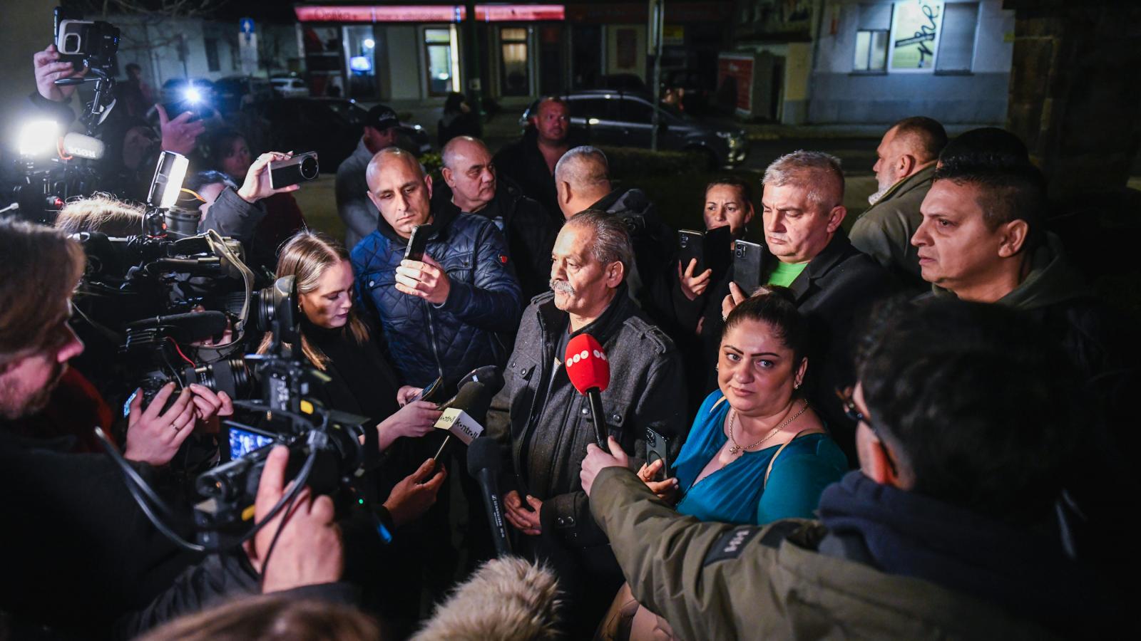 Tüntetők Gyöngyösön, köztük Sikos Katalin (kék felsőben). 