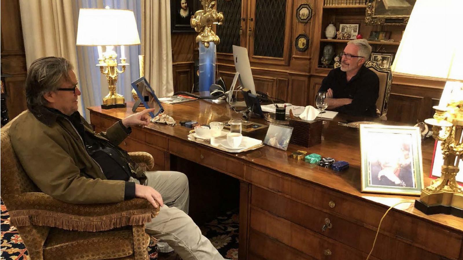 Steve Bannon és Jeffrey Epstein beszélget. A kép készítésének dátuma ismeretlen.