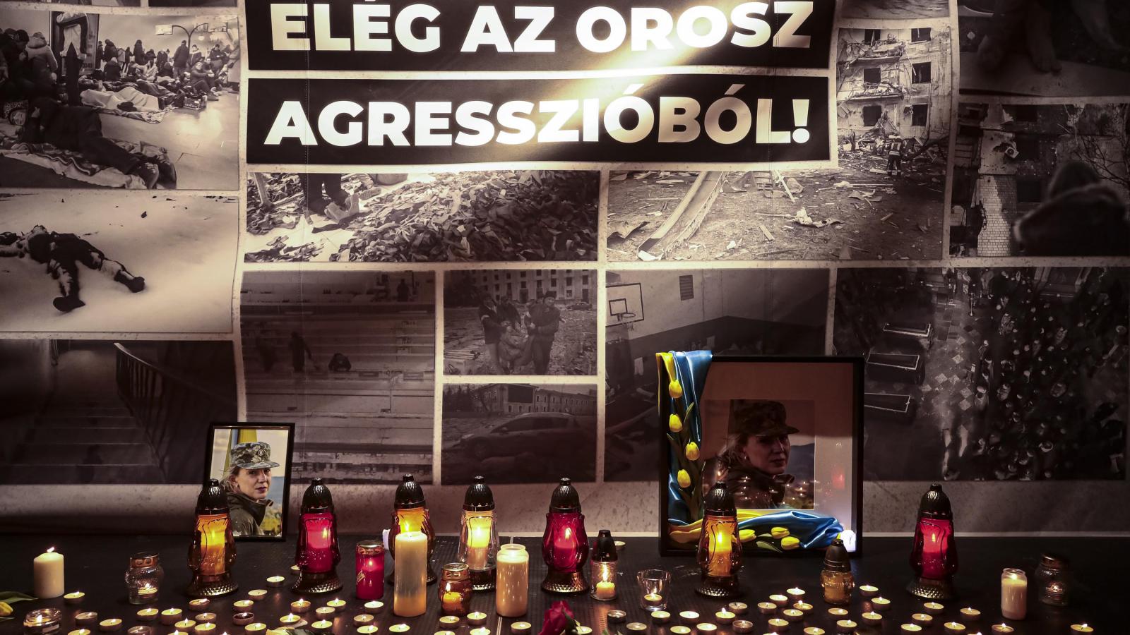 Gyertyák és mécsesek az orosz nagykövetség előtt a háború második évfordulóján