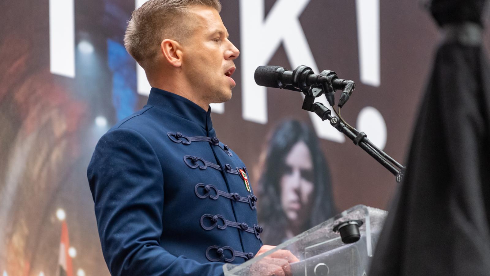 Magyar Péter a Tisza párt ünnepi megemlékezésén az Andrássy úton 2025. március 15-én 