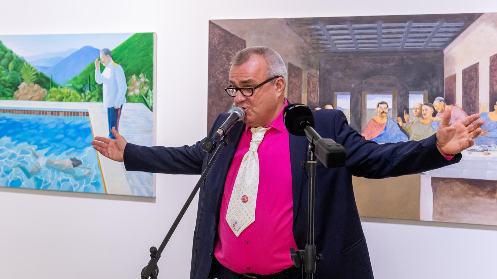 A művész 2007 óta festi meg a magyar politikai élet szereplőit és a világtörténelem hírhedt alakjait