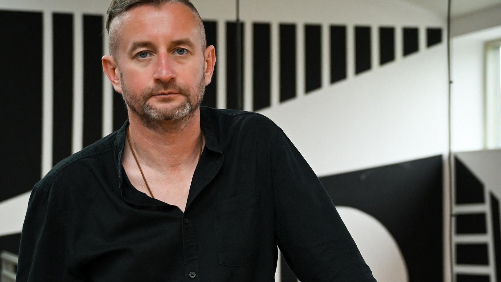 A szerző szövegeinek fanyar humora van, vicces fordulatok villannak föl