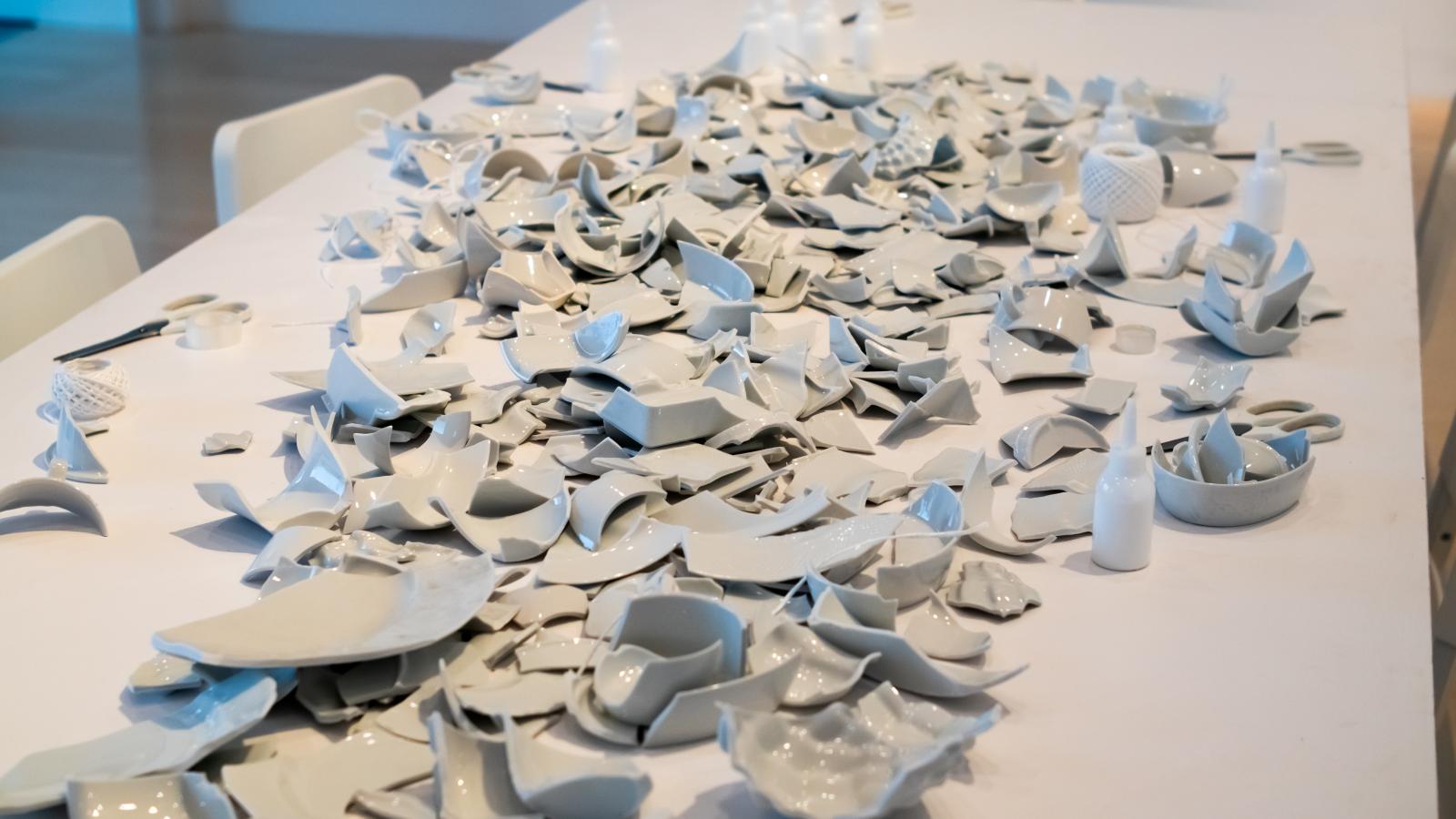 Yoko Ono alkotása arra invitálja a látogatót, hogy kösse vagy ragassza össze a törött darabokat