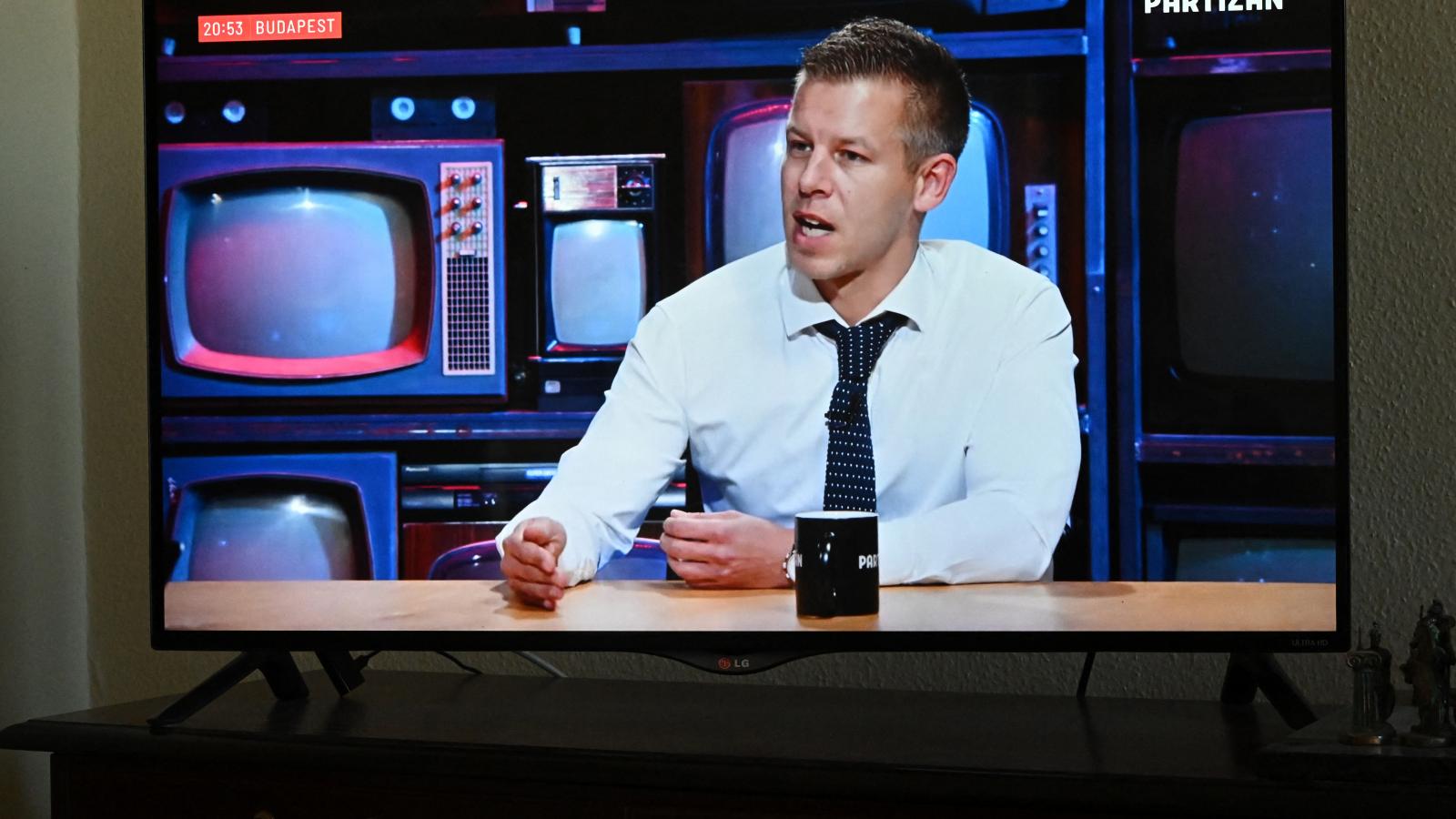 Magyar Péter a Partizán-interjú közben 2024. február 11-én 