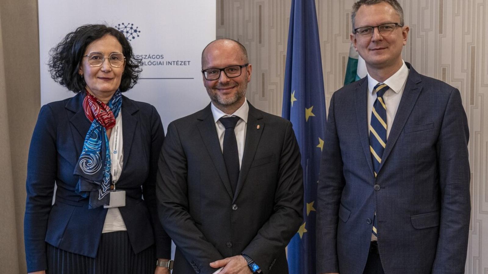 Szondi Zita, az Országos Kórházi Főigazgatóság főigazgató-helyettese, Ézsi Robin új főigazgató és Rétvári Bence parlamenti államtitkár a kinevezési ünnepségen 2025. január 15-én 