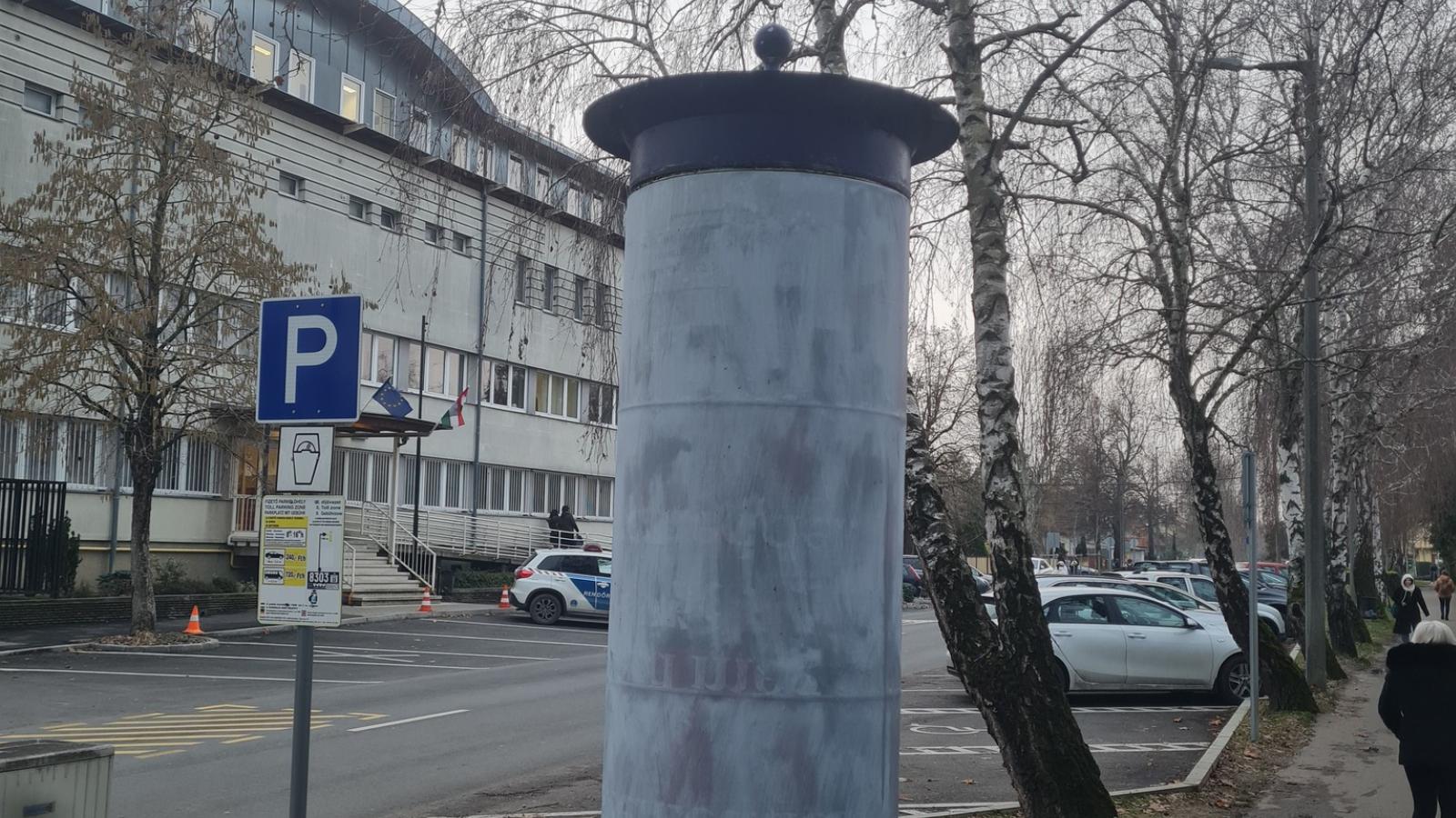 Eltávolított propaganda-plakát helye Keszthelyen február 10-én 