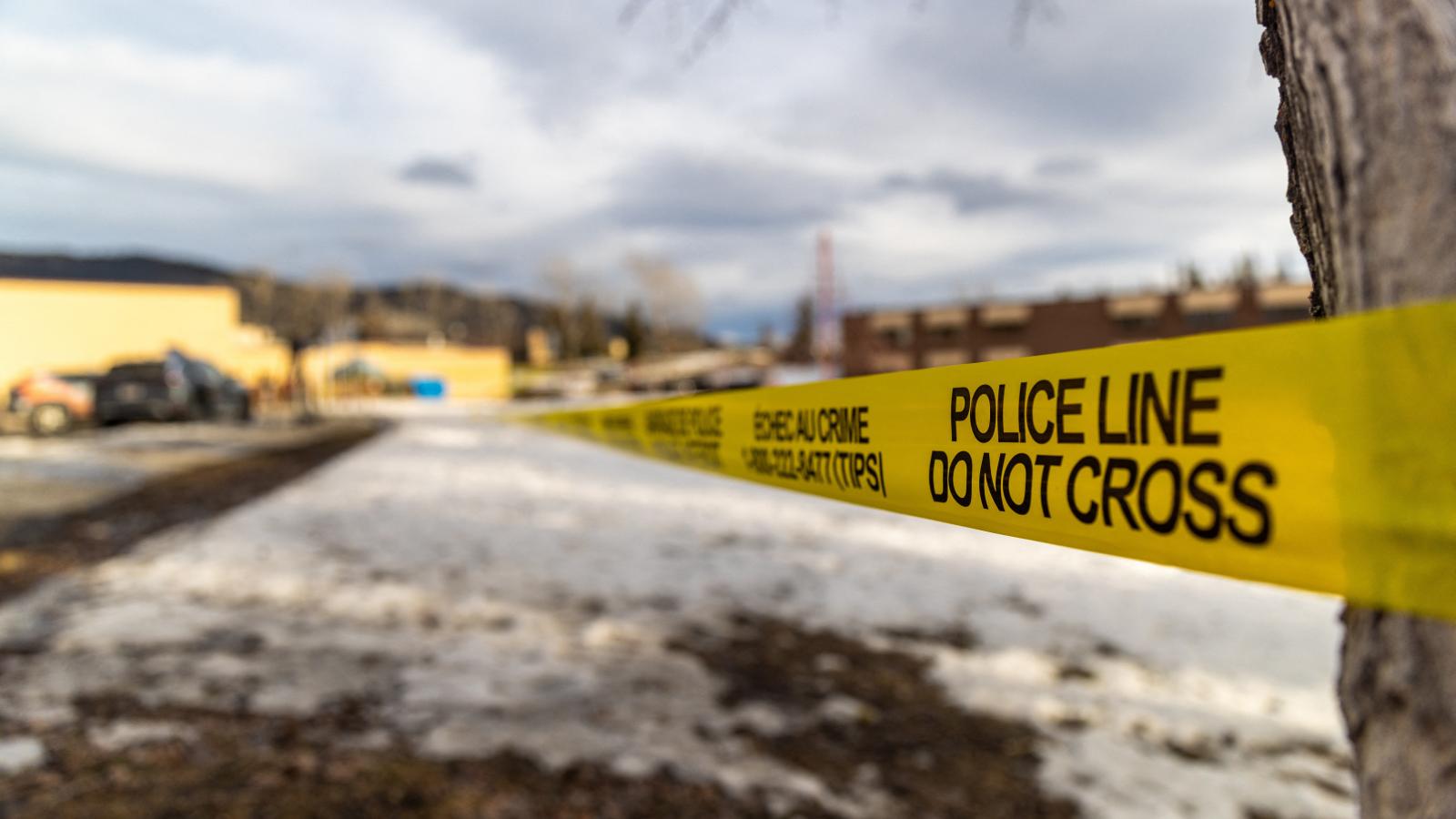 Rendőrségi kordon a kanadai Brit Columbia tartománybeli Tumbler Ridge-i iskolában történt lövöldözés után 2026. február 11-én. 