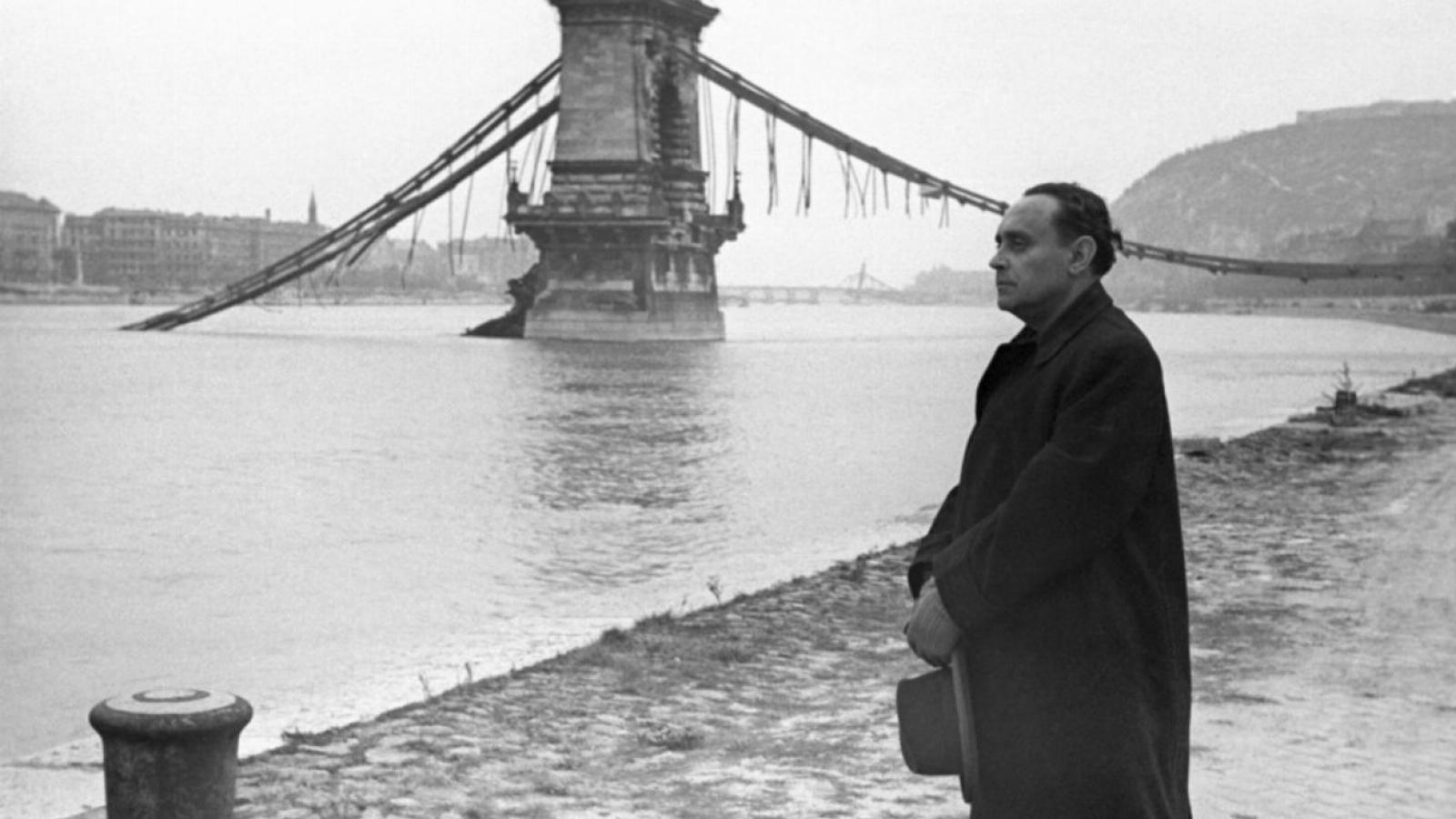 Szálasi Ferenc
és a felrobbantott
Lánchíd – a
történelem örök
ingája most épp
a gyűlöletcentrikus,
kirekesztő,
rasszista paradigma
felé leng