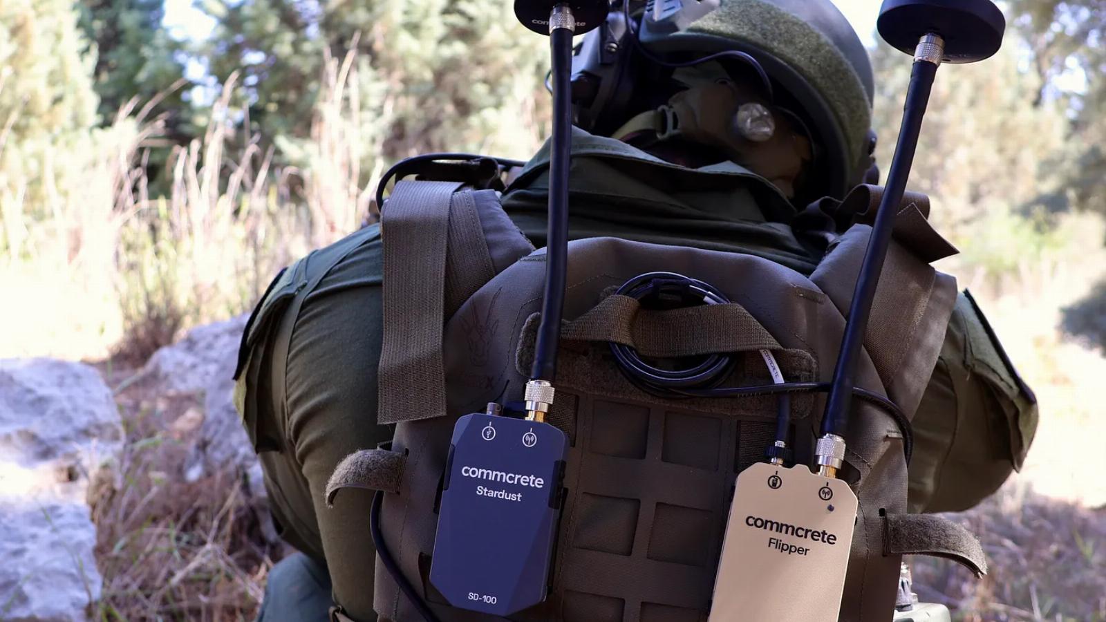 Izraeli katona,
hátán a Commcrete
muholdas
adóvevoje. A
készülék súlya
15 deka, nem kell
hozzá antenna,
és a Föld
bármely pontján
üzembiztos