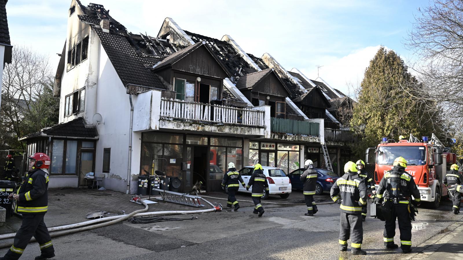 Tűzoltók a kigyulladt épületnél Budakeszin február 13-án