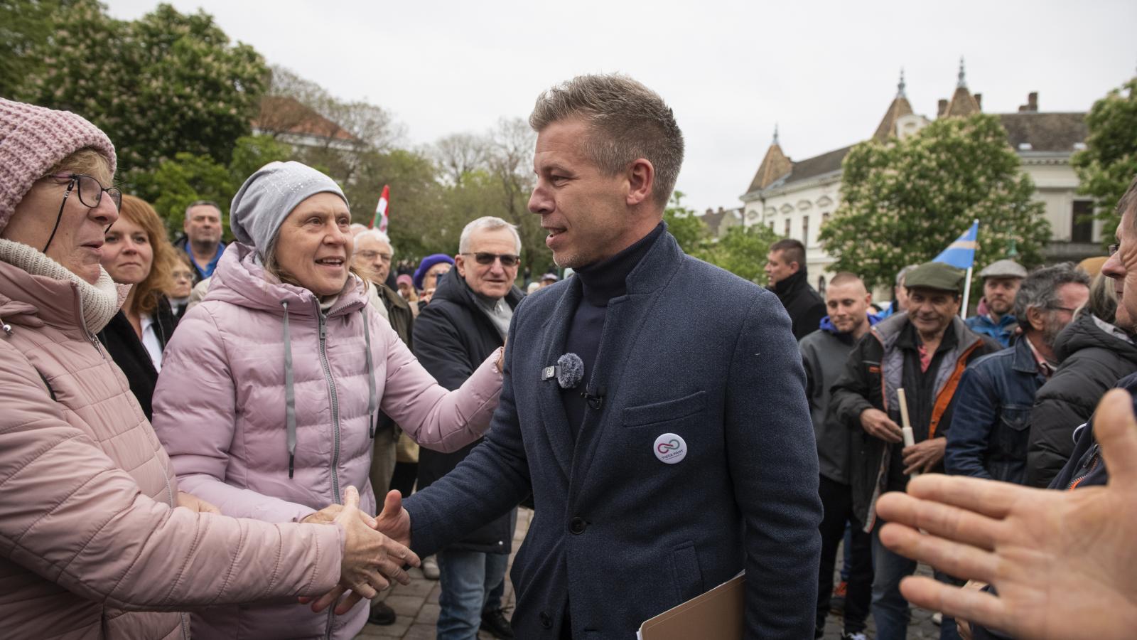 Magyar Péter szekszárdi látogatásán 2024-ben. A három tolnai körzetet 2010 óta stabilan behúzta a Fidesz