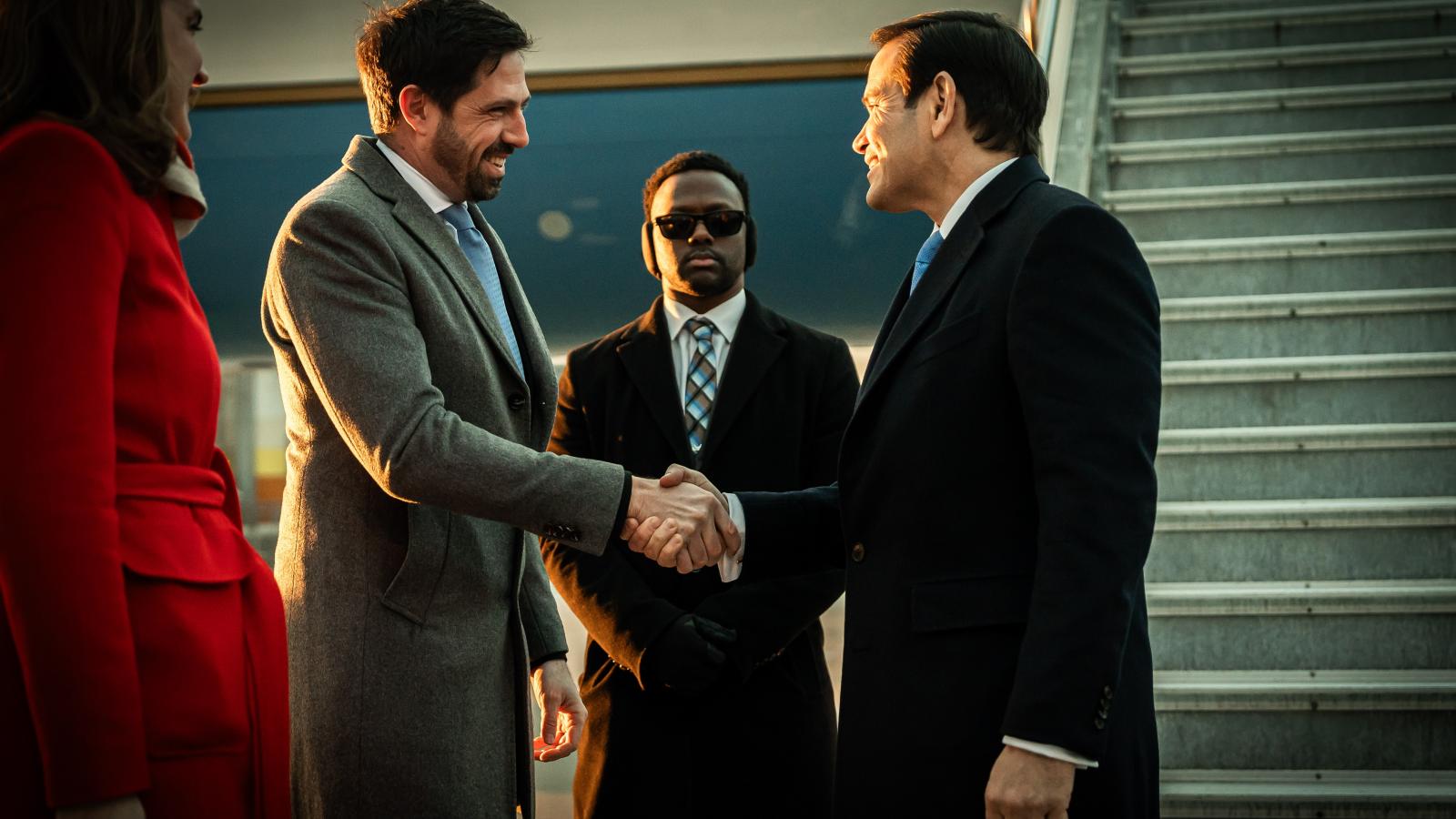 Magyar Levente, a Külgazdasági és Külügyminisztérium parlamenti államtitkára fogadja Marco Rubio amerikai külügyminisztert a Liszt Ferenc Nemzetközi Repülőtéren 2026. február 15-én. Marco Rubio másnap, február 16-án Orbán Viktor miniszterelnökkel tárgyal 