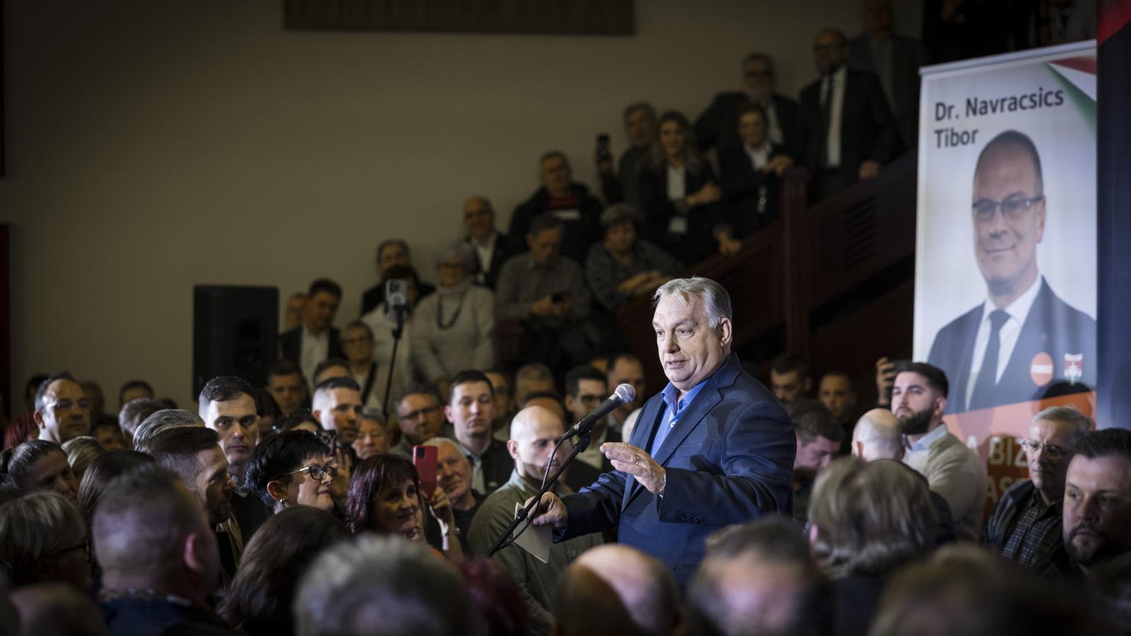 Orbán Viktor miniszterelnök beszédet mond országjárásának sümegi állomásán 2026. február 17-én