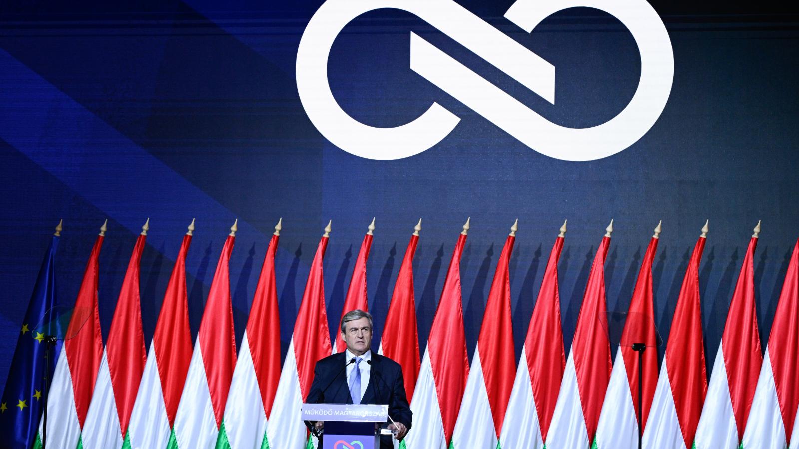 Kapitány István Magyar Péter évértékelője előtt a Hungexpón február 15-én 