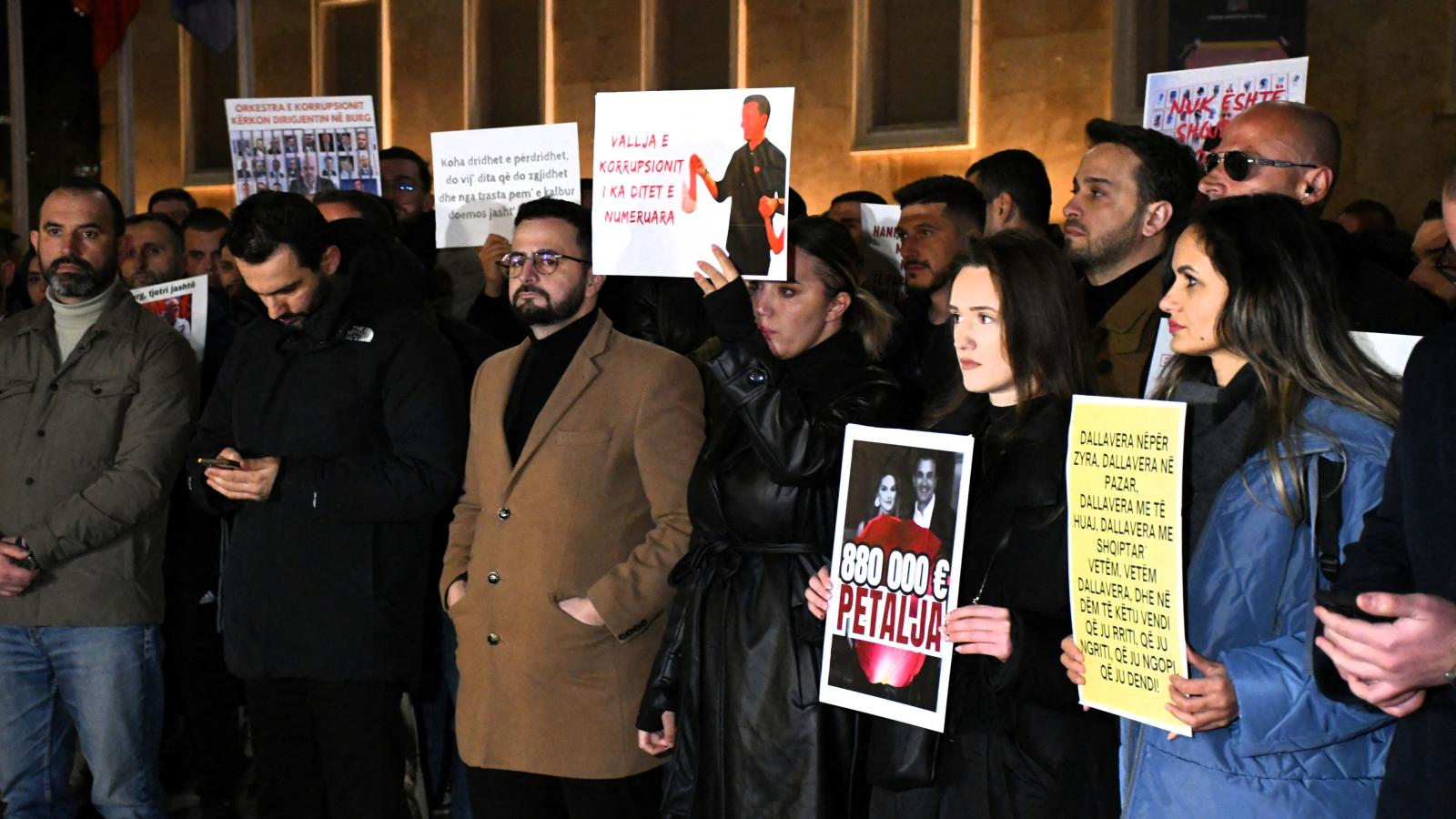 Tiranában múlt héten újra fellángoltak a korrupcióellenes tüntetések. Az ellenzék és civil szervezetek Edi Rama kormányát teszik felelőssé a helyzetért