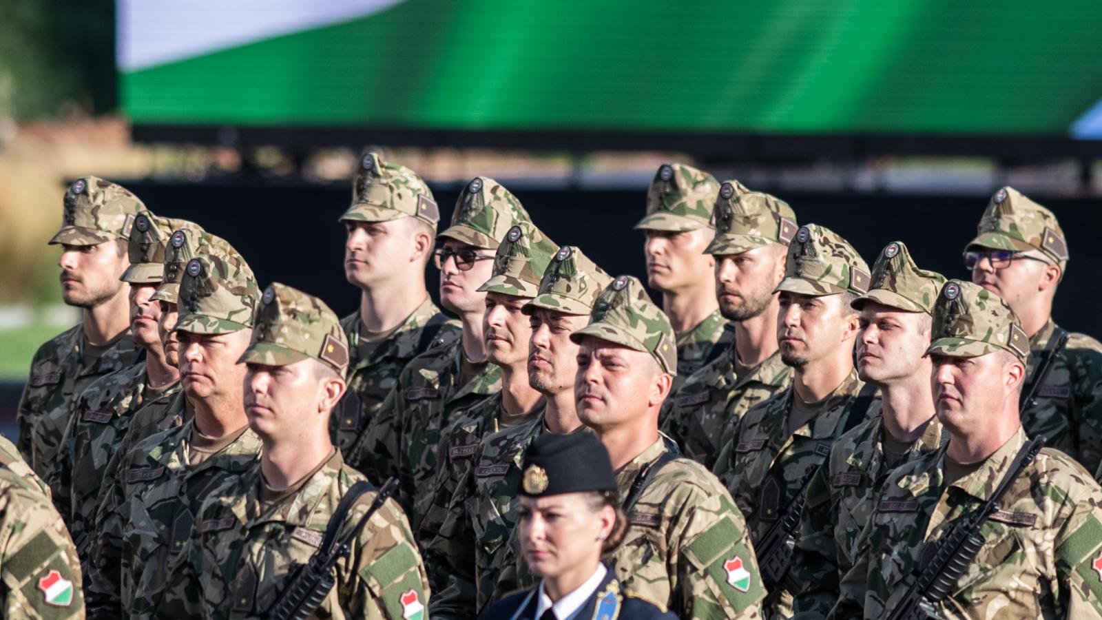 Orbán Gáspár (középen, a katonanő mögött) tisztté avatása 2020. augusztus 20-án 