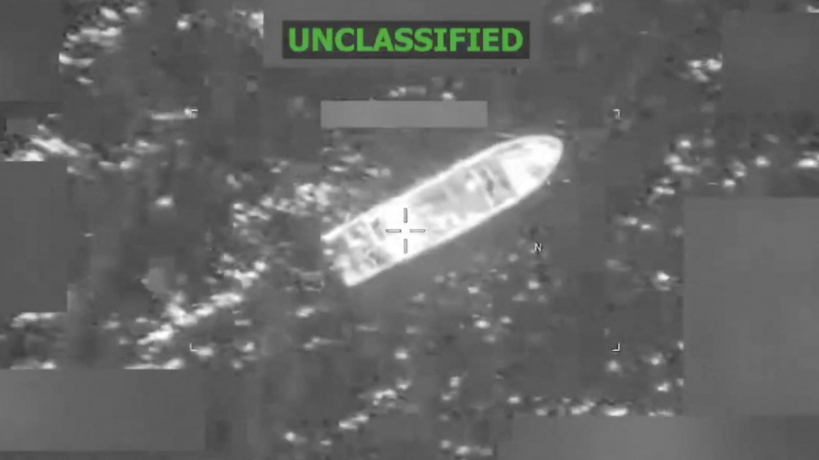 A feltételezett drogcsempész hajó az amerikai haderő déli parancsnoksága (SOUTHCOM) által közzétett felvételen