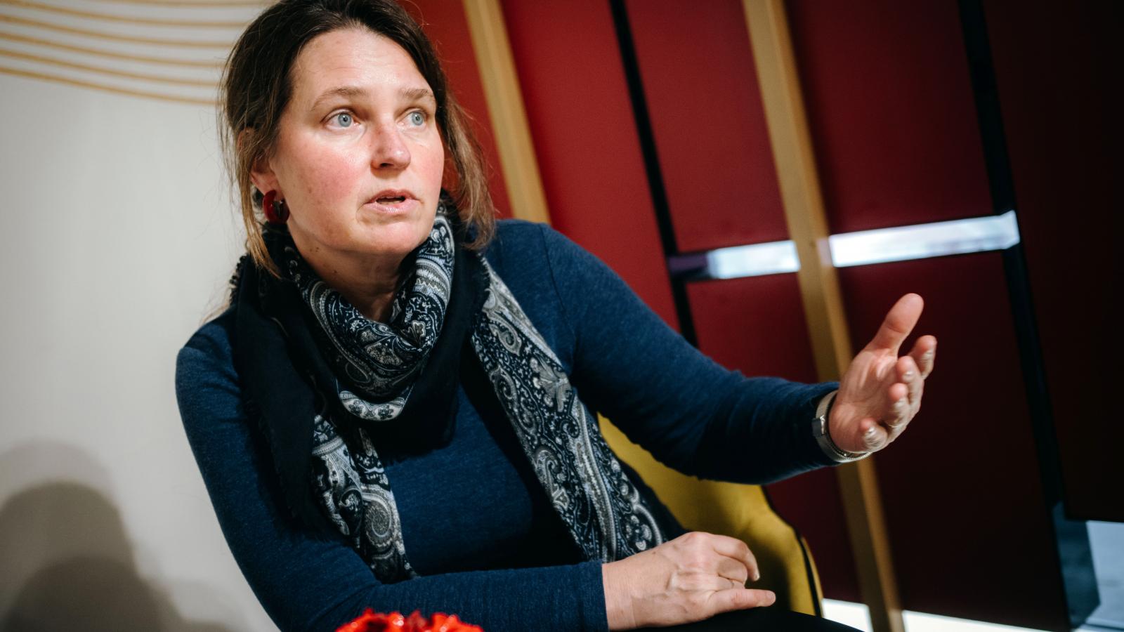 A Fidesz-kormánynak konkrét stratégiája van arra, hogyan bélyegezzen meg társadalmi csoportokat, hogyan tegye őket bűnbakká, hogy többségi meggyőződéssé váljon, mindenki maga tehet arról, ha rossz körülmények között él – jelentette ki Ercse Kriszta