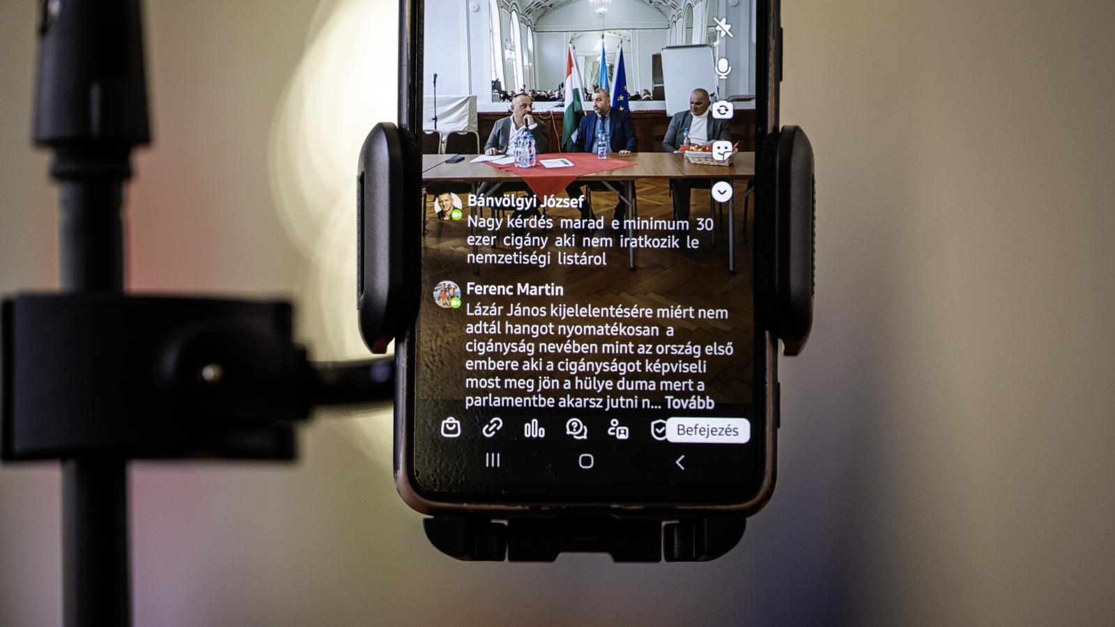 Élő az élőben. A kommentek között pedig emlékeztetnek Lázár
János miniszter cigányozására is
