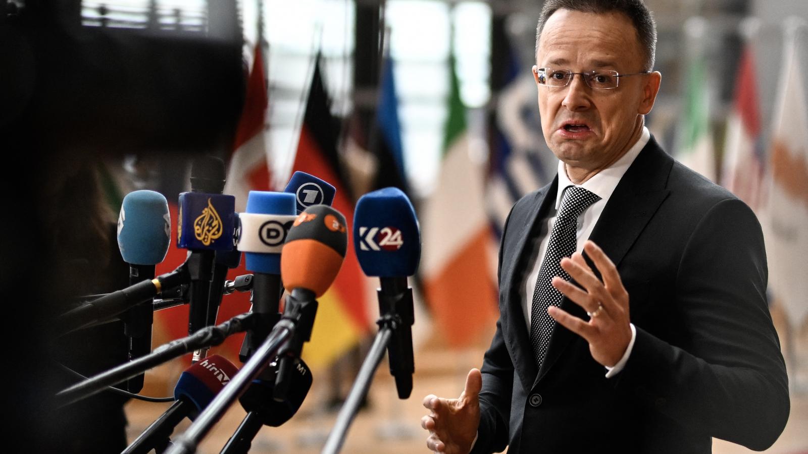 A külpolitikai szakmaiatlanság hű tükörképe a magyar diplomáciai diskurzus útszélivé válása. Szijjártó Péter külügyminiszter épp azt magyarázza, hogy Magyarország miért blokkolja az Ukrajnának nyújtandó 90 milliárd eurós kölcsönt