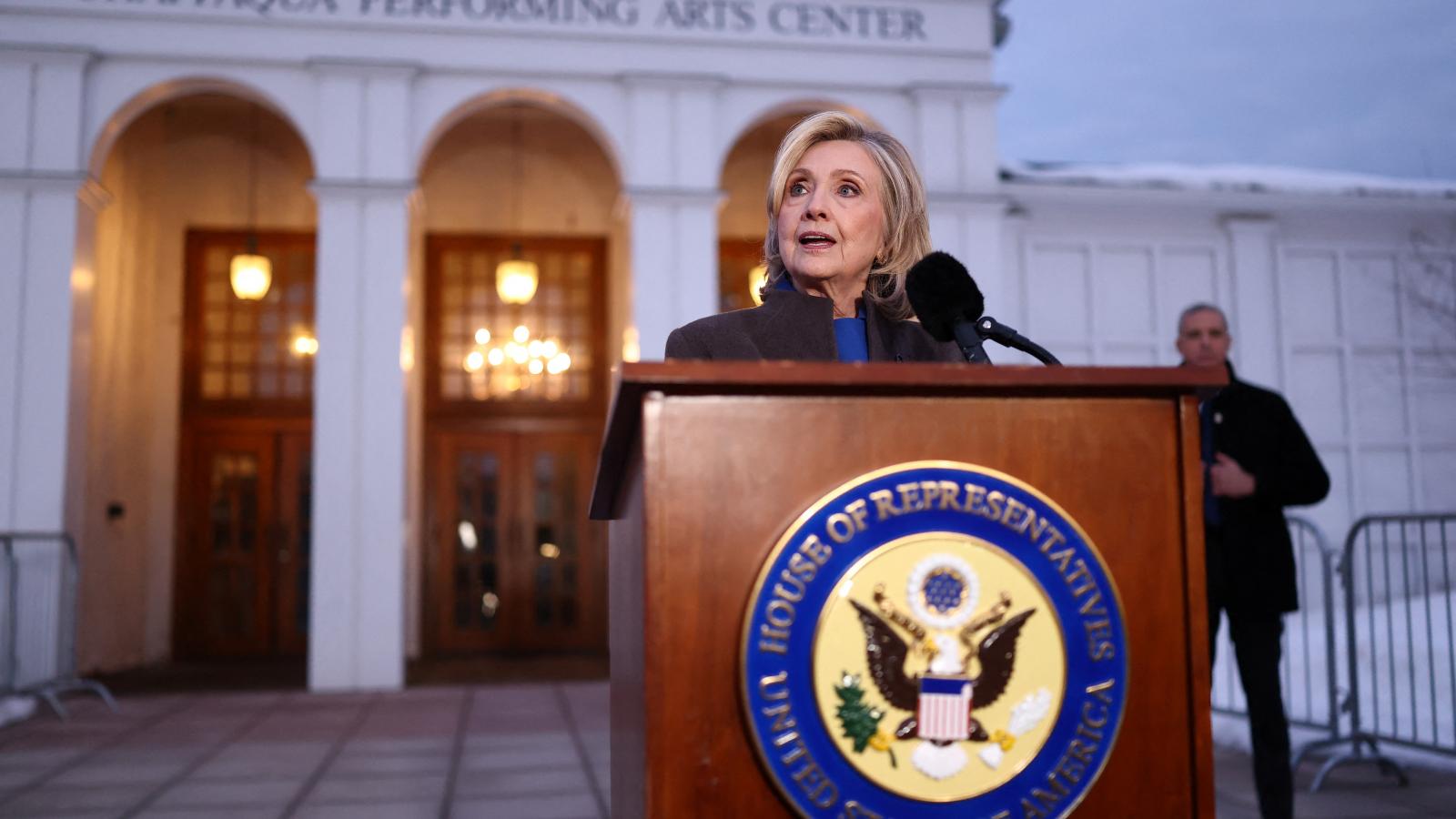 Hillary Clinton sajtótájékoztatója a meghallgatás után. Inkább a férjét kérdezzék