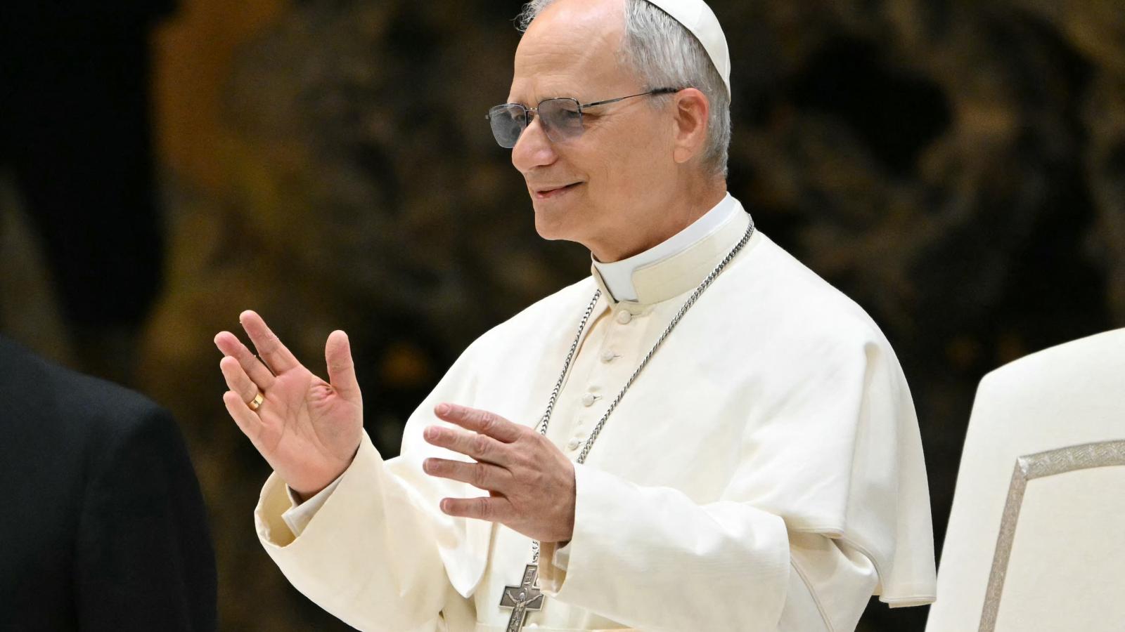 XIV. Leó pápa a Vatikán VI. Pál-termében május 12-én 