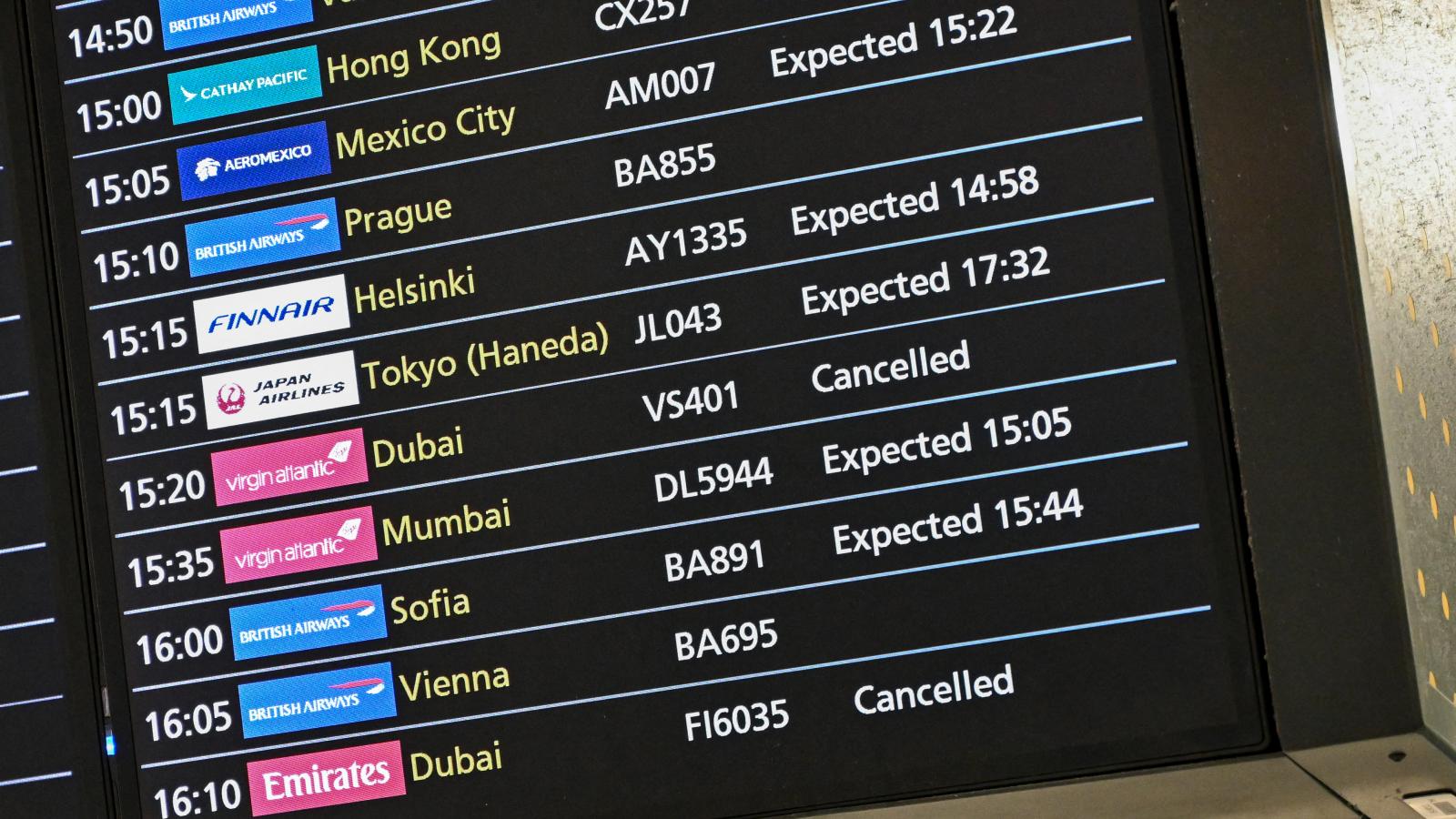 Kiírás a törölt dubaji járatokról a londoni Heathrow repülőtéren