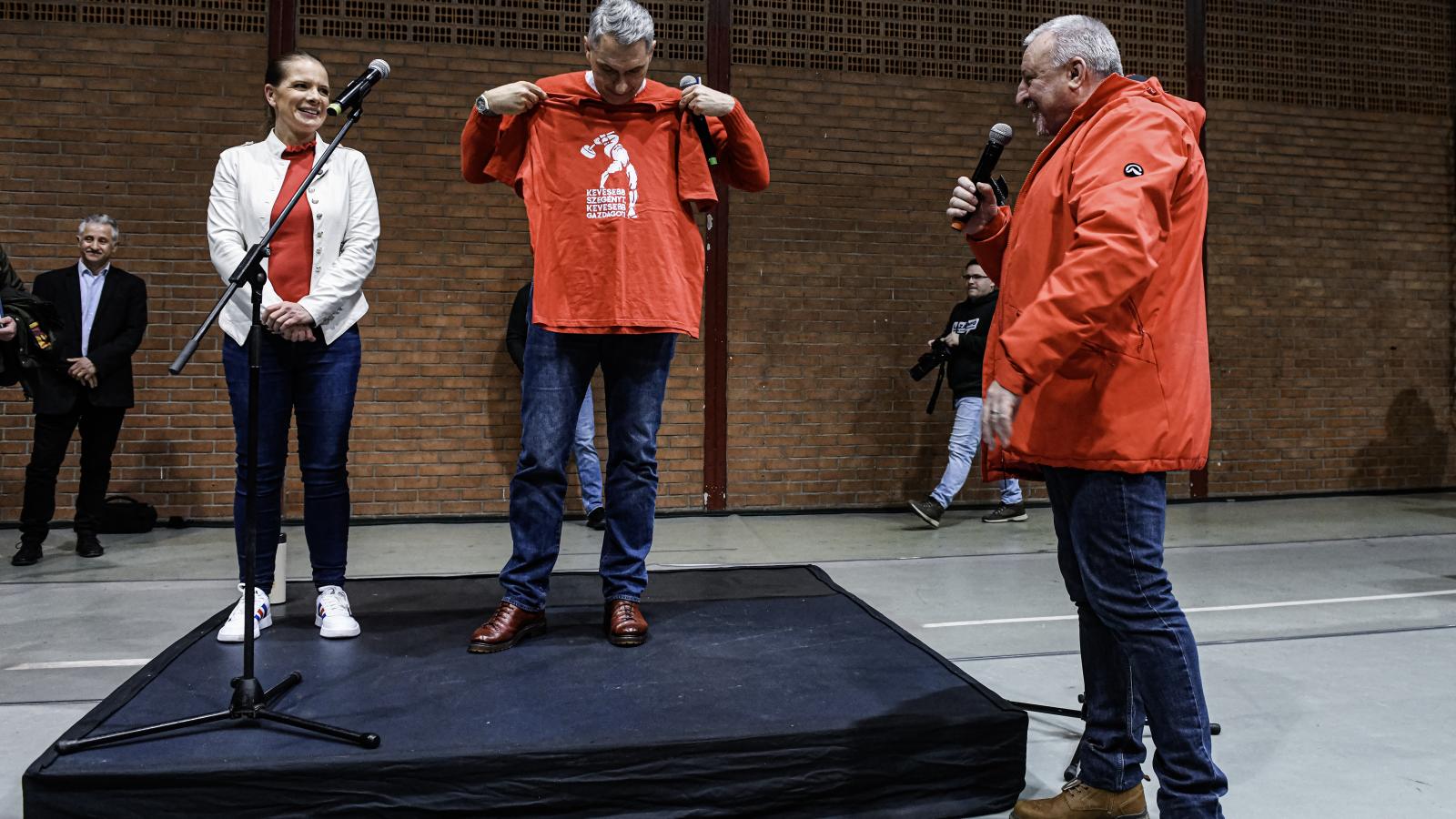 Pólót kapott az MSZP-elnök Komjáthi Imrétől a miniszter, aki egy másik pólóval viszonozta azt a rendezvényen