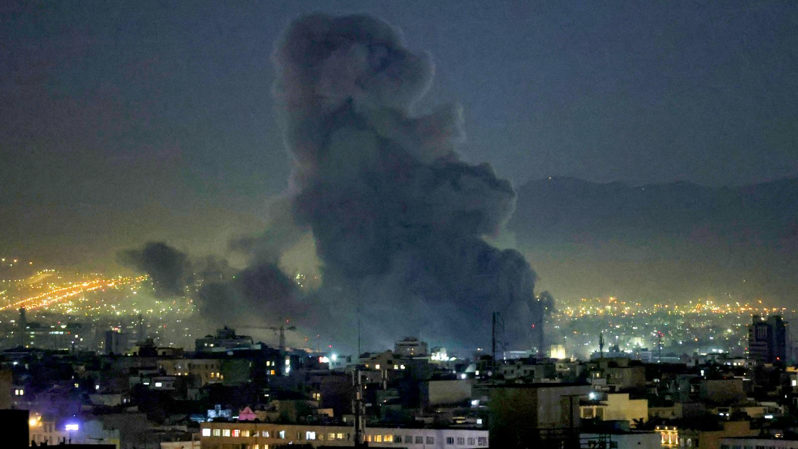 Füstfelhő vasárnap Teheránban egy izraeli légicsapás után